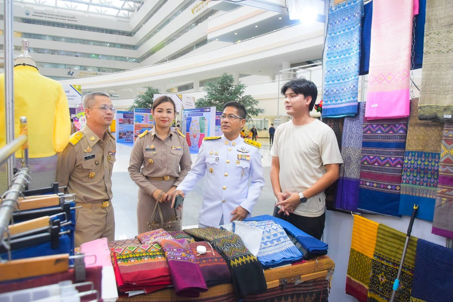 #สร้างสรรค์ชุมชน คนพช.น่าน# ผู้ว่าราชการจังหวัดน่าน เข้ารับรางวัลการขับเคลื่อนหมู่บ้านป้องกันและแก้ไขปัญหายาเสพติดโดยกองทุนแม่ของแผ่นดิน จากปลัดกระทรวงมหาดไทย ในงาน “วันพัฒนาชุมชน” CD Day 2024