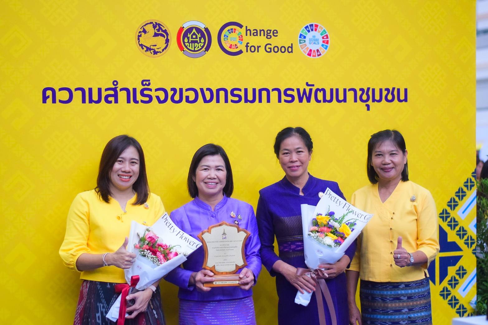 #สร้างสรรค์ชุมชน คนพช.น่าน# ผู้ว่าราชการจังหวัดน่าน เข้ารับรางวัลการขับเคลื่อนหมู่บ้านป้องกันและแก้ไขปัญหายาเสพติดโดยกองทุนแม่ของแผ่นดิน จากปลัดกระทรวงมหาดไทย ในงาน “วันพัฒนาชุมชน” CD Day 2024