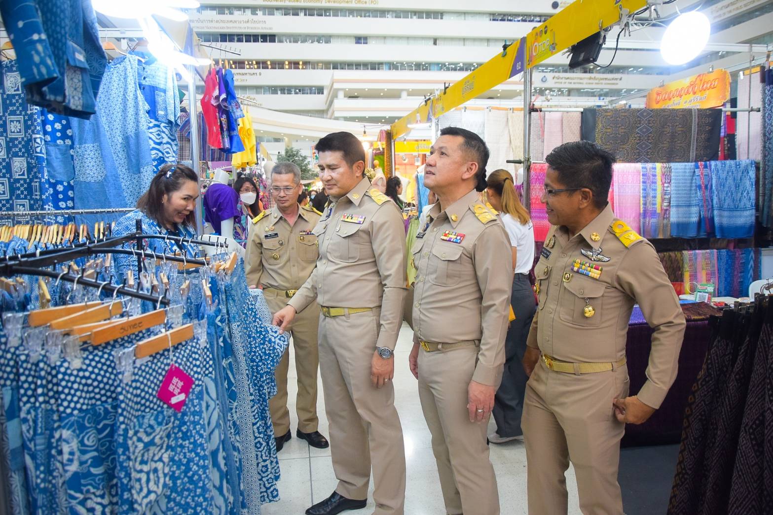 #สร้างสรรค์ชุมชน คนพช.น่าน# ผู้ว่าราชการจังหวัดน่าน เข้ารับรางวัลการขับเคลื่อนหมู่บ้านป้องกันและแก้ไขปัญหายาเสพติดโดยกองทุนแม่ของแผ่นดิน จากปลัดกระทรวงมหาดไทย ในงาน “วันพัฒนาชุมชน” CD Day 2024