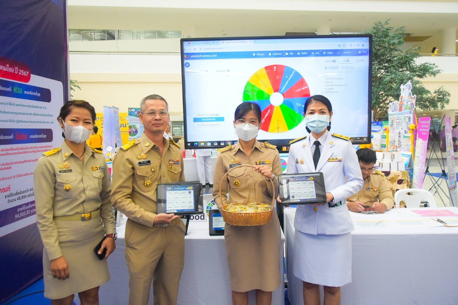 #สร้างสรรค์ชุมชน คนพช.น่าน# ผู้ว่าราชการจังหวัดน่าน เข้ารับรางวัลการขับเคลื่อนหมู่บ้านป้องกันและแก้ไขปัญหายาเสพติดโดยกองทุนแม่ของแผ่นดิน จากปลัดกระทรวงมหาดไทย ในงาน “วันพัฒนาชุมชน” CD Day 2024