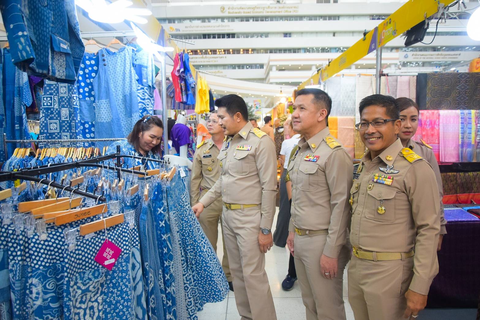 #สร้างสรรค์ชุมชน คนพช.น่าน# ผู้ว่าราชการจังหวัดน่าน เข้ารับรางวัลการขับเคลื่อนหมู่บ้านป้องกันและแก้ไขปัญหายาเสพติดโดยกองทุนแม่ของแผ่นดิน จากปลัดกระทรวงมหาดไทย ในงาน “วันพัฒนาชุมชน” CD Day 2024