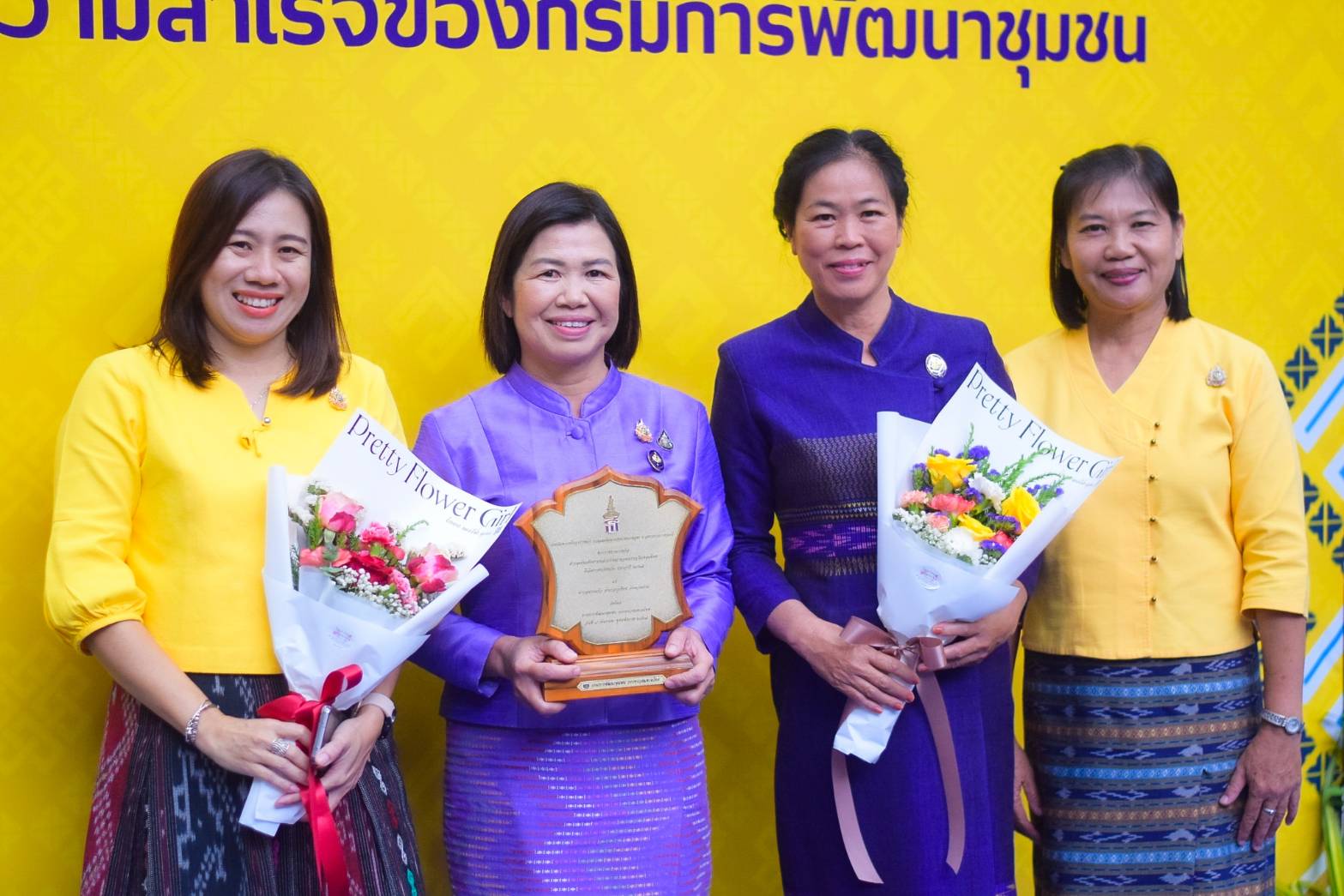 #สร้างสรรค์ชุมชน คนพช.น่าน# ผู้ว่าราชการจังหวัดน่าน เข้ารับรางวัลการขับเคลื่อนหมู่บ้านป้องกันและแก้ไขปัญหายาเสพติดโดยกองทุนแม่ของแผ่นดิน จากปลัดกระทรวงมหาดไทย ในงาน “วันพัฒนาชุมชน” CD Day 2024