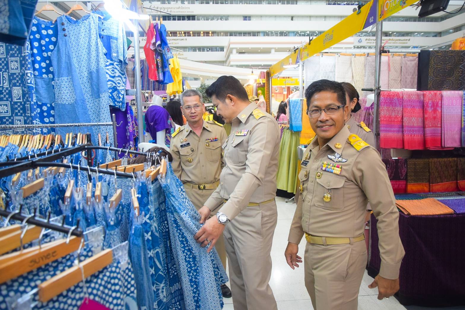 #สร้างสรรค์ชุมชน คนพช.น่าน# ผู้ว่าราชการจังหวัดน่าน เข้ารับรางวัลการขับเคลื่อนหมู่บ้านป้องกันและแก้ไขปัญหายาเสพติดโดยกองทุนแม่ของแผ่นดิน จากปลัดกระทรวงมหาดไทย ในงาน “วันพัฒนาชุมชน” CD Day 2024