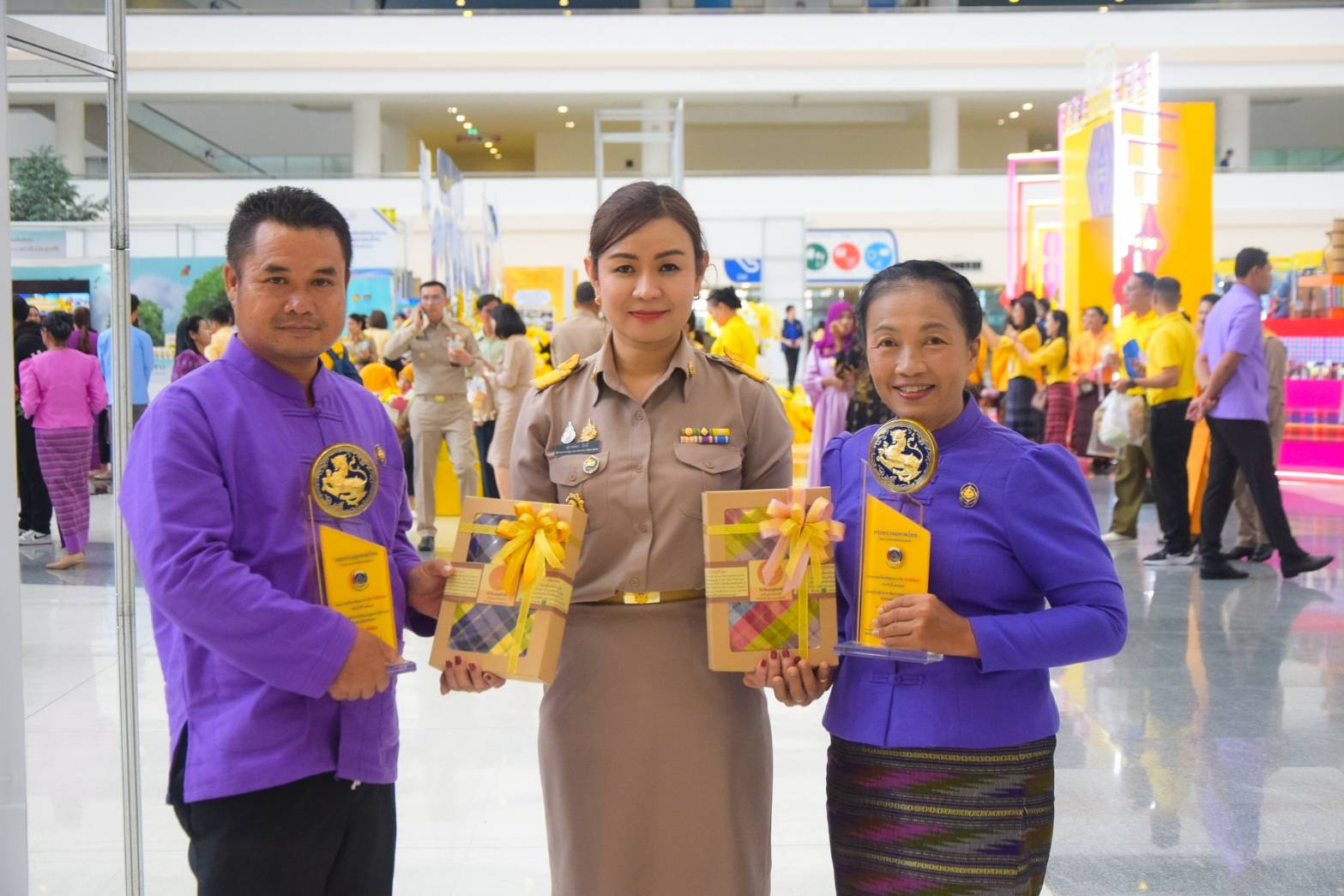 #สร้างสรรค์ชุมชน คนพช.น่าน# ผู้ว่าราชการจังหวัดน่าน เข้ารับรางวัลการขับเคลื่อนหมู่บ้านป้องกันและแก้ไขปัญหายาเสพติดโดยกองทุนแม่ของแผ่นดิน จากปลัดกระทรวงมหาดไทย ในงาน “วันพัฒนาชุมชน” CD Day 2024