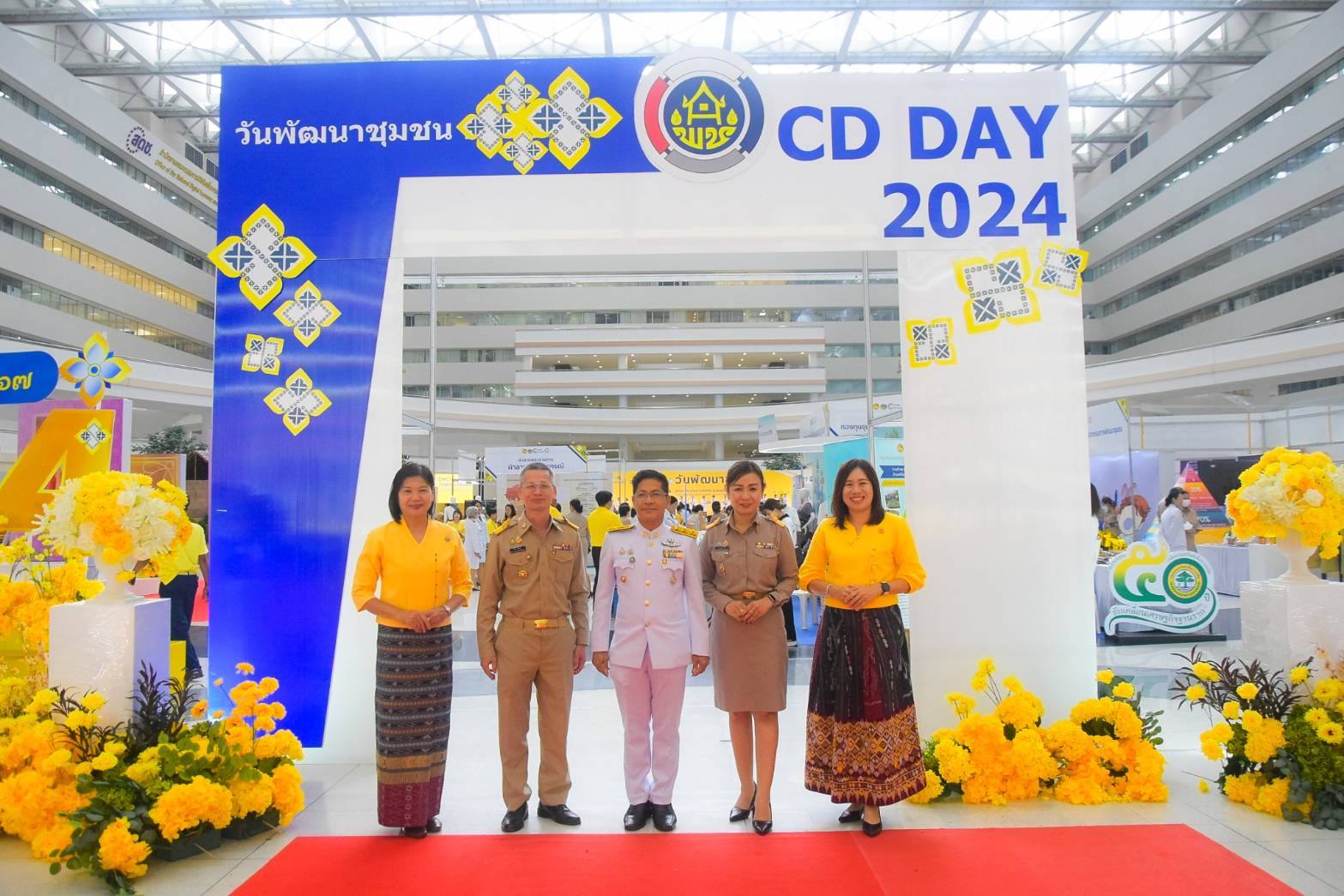 #สร้างสรรค์ชุมชน คนพช.น่าน# ผู้ว่าราชการจังหวัดน่าน เข้ารับรางวัลการขับเคลื่อนหมู่บ้านป้องกันและแก้ไขปัญหายาเสพติดโดยกองทุนแม่ของแผ่นดิน จากปลัดกระทรวงมหาดไทย ในงาน “วันพัฒนาชุมชน” CD Day 2024