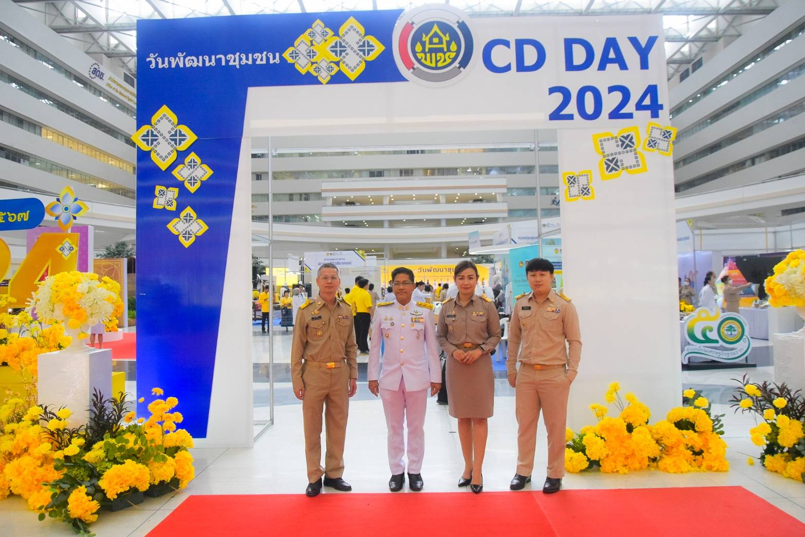 #สร้างสรรค์ชุมชน คนพช.น่าน# ผู้ว่าราชการจังหวัดน่าน เข้ารับรางวัลการขับเคลื่อนหมู่บ้านป้องกันและแก้ไขปัญหายาเสพติดโดยกองทุนแม่ของแผ่นดิน จากปลัดกระทรวงมหาดไทย ในงาน “วันพัฒนาชุมชน” CD Day 2024