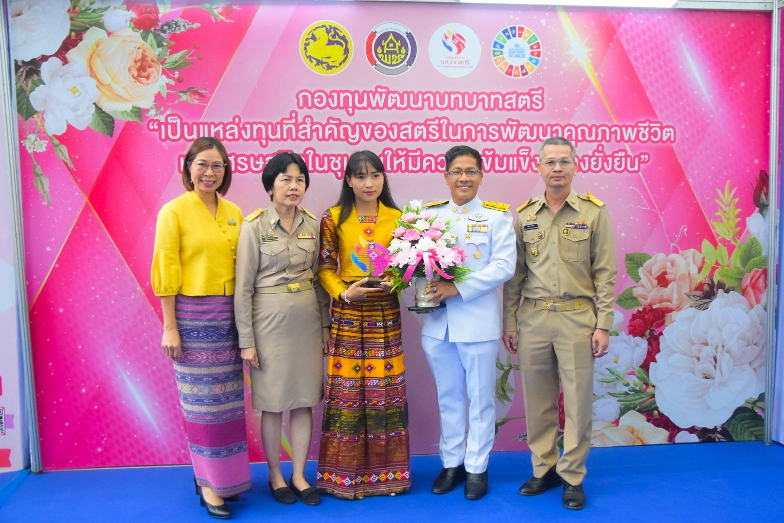 #สร้างสรรค์ชุมชน คนพช.น่าน# ผู้ว่าราชการจังหวัดน่าน เข้ารับรางวัลการขับเคลื่อนหมู่บ้านป้องกันและแก้ไขปัญหายาเสพติดโดยกองทุนแม่ของแผ่นดิน จากปลัดกระทรวงมหาดไทย ในงาน “วันพัฒนาชุมชน” CD Day 2024