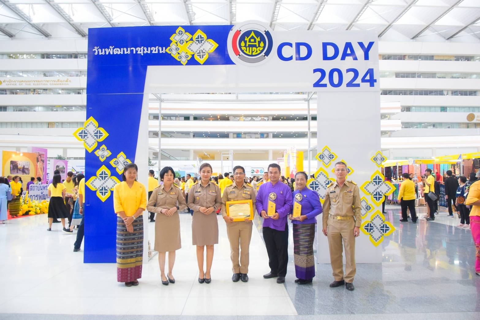 #สร้างสรรค์ชุมชน คนพช.น่าน# ผู้ว่าราชการจังหวัดน่าน เข้ารับรางวัลการขับเคลื่อนหมู่บ้านป้องกันและแก้ไขปัญหายาเสพติดโดยกองทุนแม่ของแผ่นดิน จากปลัดกระทรวงมหาดไทย ในงาน “วันพัฒนาชุมชน” CD Day 2024