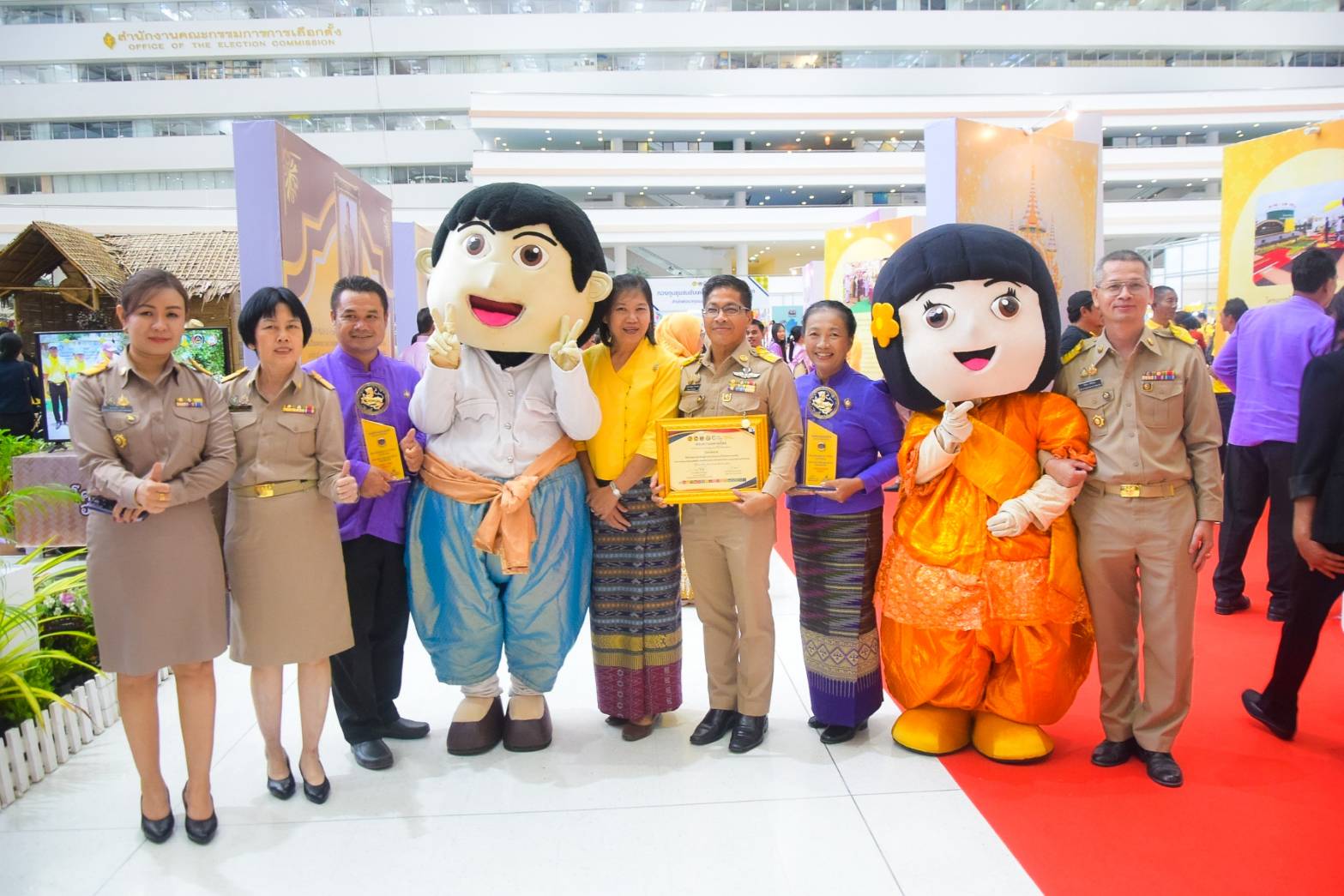 #สร้างสรรค์ชุมชน คนพช.น่าน# ผู้ว่าราชการจังหวัดน่าน เข้ารับรางวัลการขับเคลื่อนหมู่บ้านป้องกันและแก้ไขปัญหายาเสพติดโดยกองทุนแม่ของแผ่นดิน จากปลัดกระทรวงมหาดไทย ในงาน “วันพัฒนาชุมชน” CD Day 2024