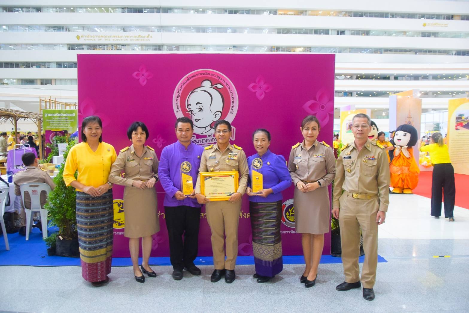 #สร้างสรรค์ชุมชน คนพช.น่าน# ผู้ว่าราชการจังหวัดน่าน เข้ารับรางวัลการขับเคลื่อนหมู่บ้านป้องกันและแก้ไขปัญหายาเสพติดโดยกองทุนแม่ของแผ่นดิน จากปลัดกระทรวงมหาดไทย ในงาน “วันพัฒนาชุมชน” CD Day 2024