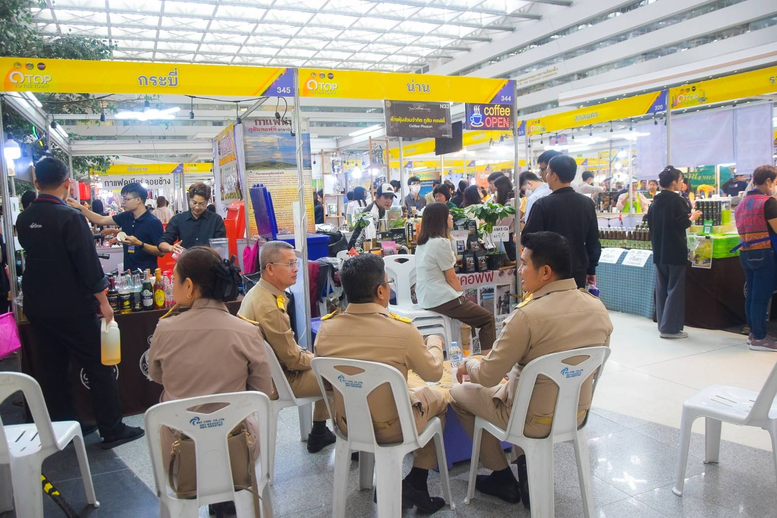 #สร้างสรรค์ชุมชน คนพช.น่าน# ผู้ว่าราชการจังหวัดน่าน เข้ารับรางวัลการขับเคลื่อนหมู่บ้านป้องกันและแก้ไขปัญหายาเสพติดโดยกองทุนแม่ของแผ่นดิน จากปลัดกระทรวงมหาดไทย ในงาน “วันพัฒนาชุมชน” CD Day 2024