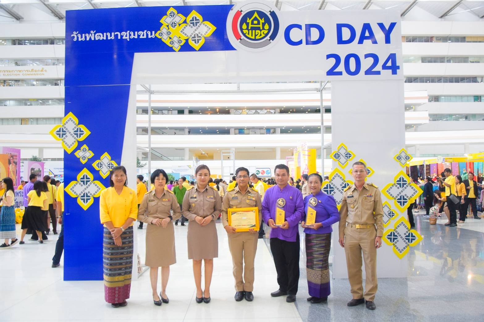 #สร้างสรรค์ชุมชน คนพช.น่าน# ผู้ว่าราชการจังหวัดน่าน เข้ารับรางวัลการขับเคลื่อนหมู่บ้านป้องกันและแก้ไขปัญหายาเสพติดโดยกองทุนแม่ของแผ่นดิน จากปลัดกระทรวงมหาดไทย ในงาน “วันพัฒนาชุมชน” CD Day 2024