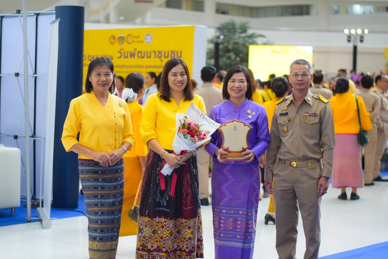 #สร้างสรรค์ชุมชน คนพช.น่าน# ผู้ว่าราชการจังหวัดน่าน เข้ารับรางวัลการขับเคลื่อนหมู่บ้านป้องกันและแก้ไขปัญหายาเสพติดโดยกองทุนแม่ของแผ่นดิน จากปลัดกระทรวงมหาดไทย ในงาน “วันพัฒนาชุมชน” CD Day 2024