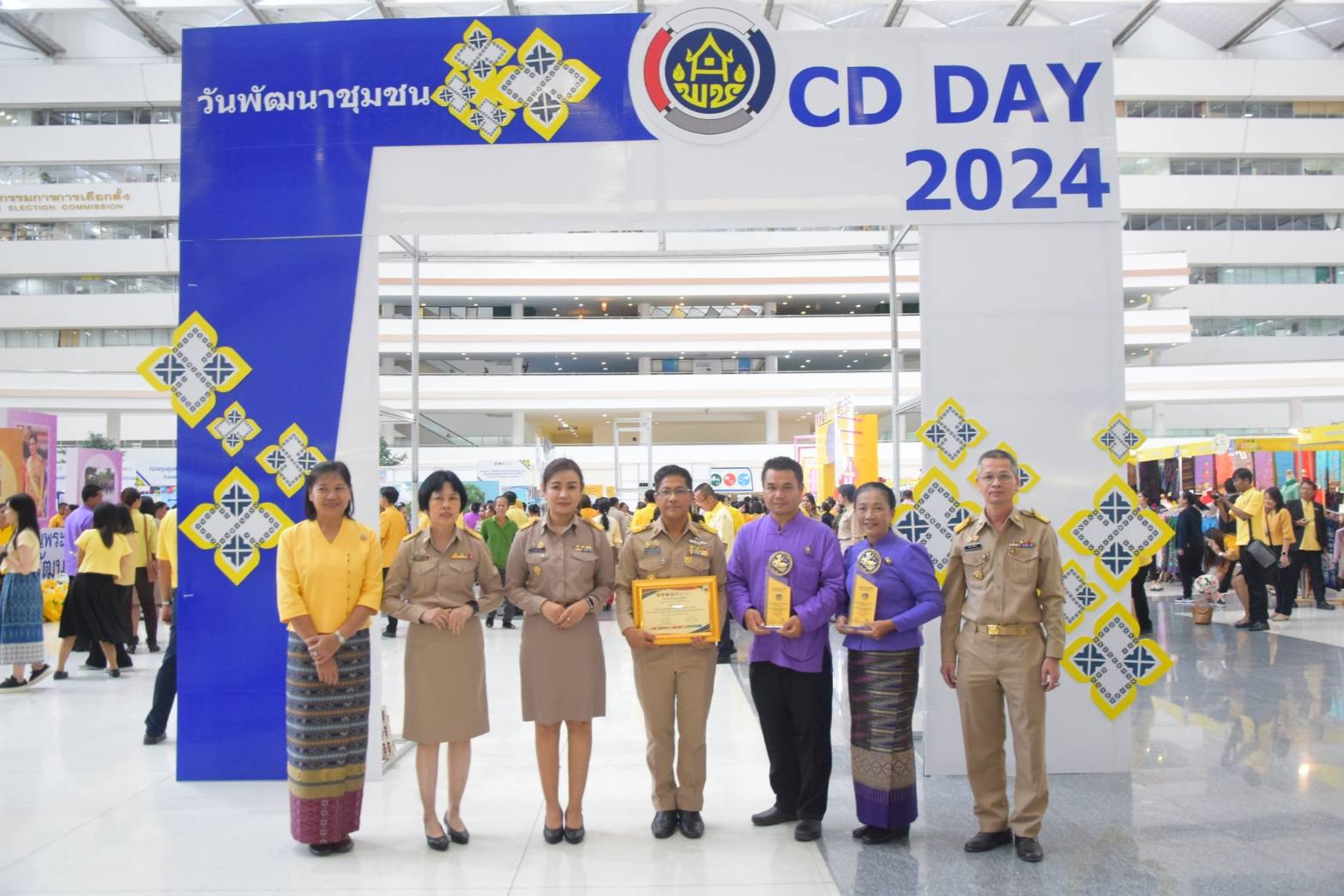 #สร้างสรรค์ชุมชน คนพช.น่าน# ผู้ว่าราชการจังหวัดน่าน เข้ารับรางวัลการขับเคลื่อนหมู่บ้านป้องกันและแก้ไขปัญหายาเสพติดโดยกองทุนแม่ของแผ่นดิน จากปลัดกระทรวงมหาดไทย ในงาน “วันพัฒนาชุมชน” CD Day 2024