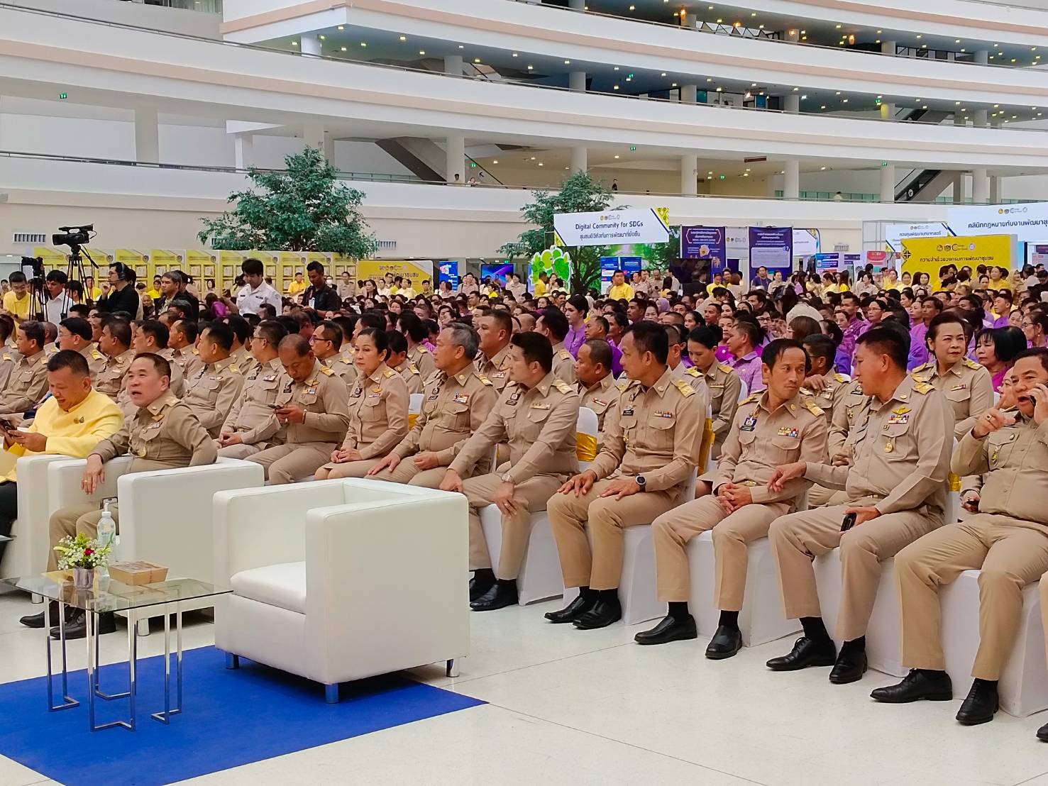 #สร้างสรรค์ชุมชน คนพช.น่าน# ผู้ว่าราชการจังหวัดน่าน เข้ารับรางวัลการขับเคลื่อนหมู่บ้านป้องกันและแก้ไขปัญหายาเสพติดโดยกองทุนแม่ของแผ่นดิน จากปลัดกระทรวงมหาดไทย ในงาน “วันพัฒนาชุมชน” CD Day 2024