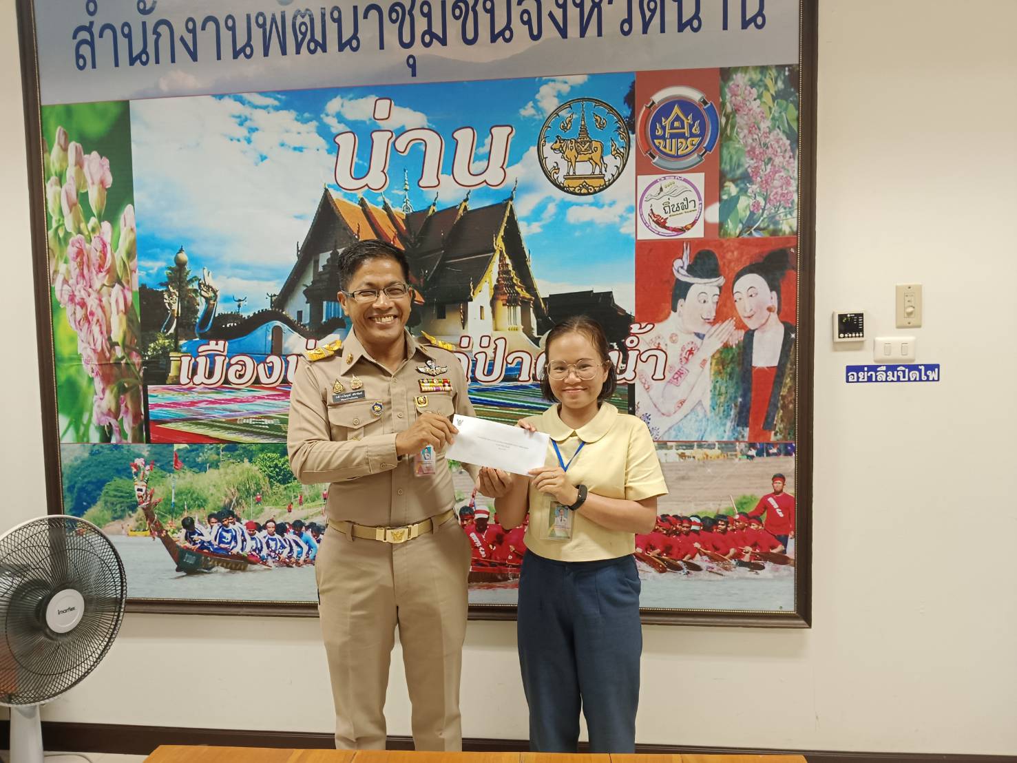 (#)สร้างสรรค์ชุมชน คนพช.น่าน(#) พช.น่าน มอบเงินกองทุนสวัสดิการกรมการพัฒนาชุมชน ช่วยเหลือผู้ประสบภัยจากสถานการณ์อุทกภัย จังหวัดน่าน