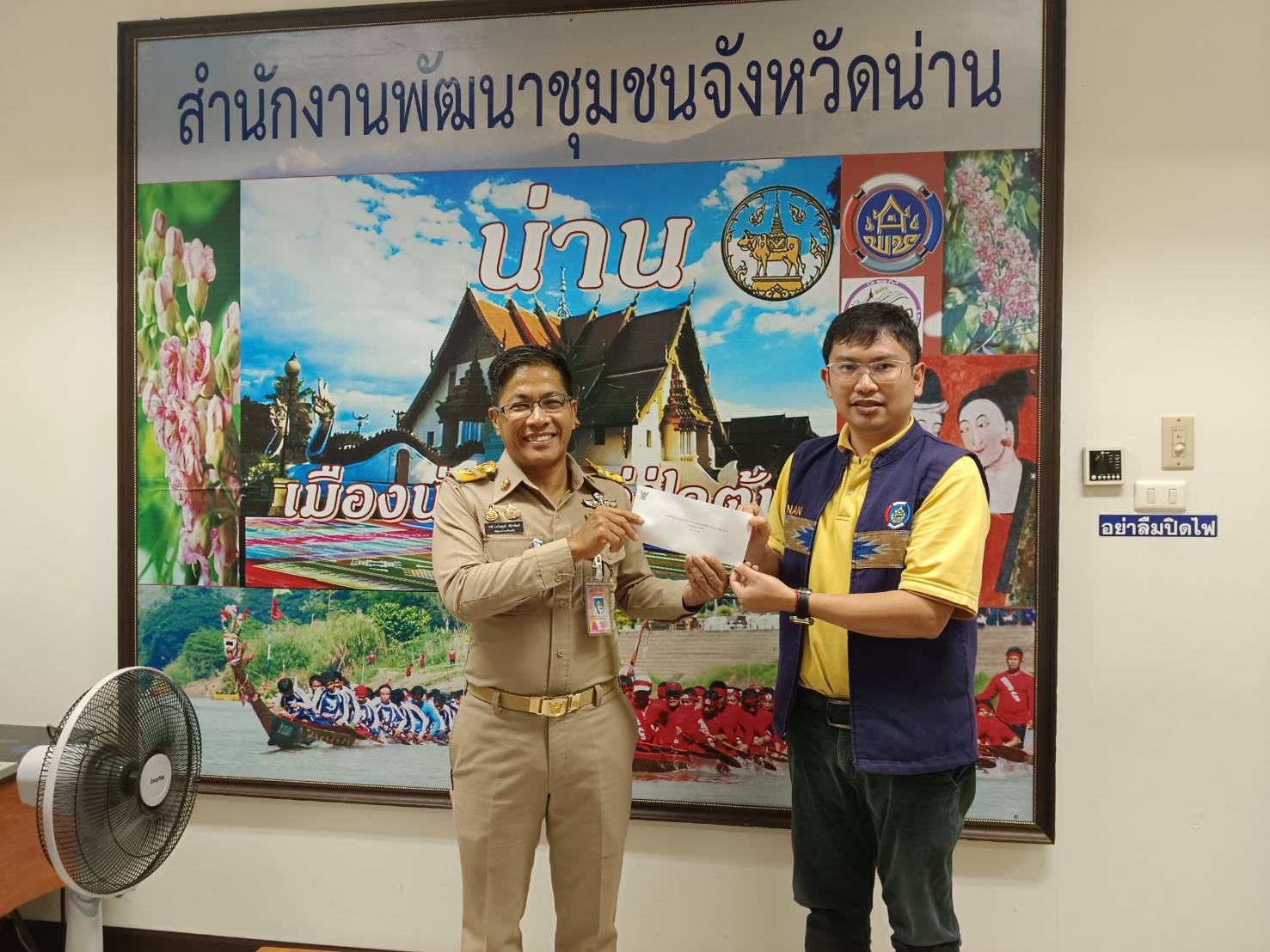 (#)สร้างสรรค์ชุมชน คนพช.น่าน(#) พช.น่าน มอบเงินกองทุนสวัสดิการกรมการพัฒนาชุมชน ช่วยเหลือผู้ประสบภัยจากสถานการณ์อุทกภัย จังหวัดน่าน