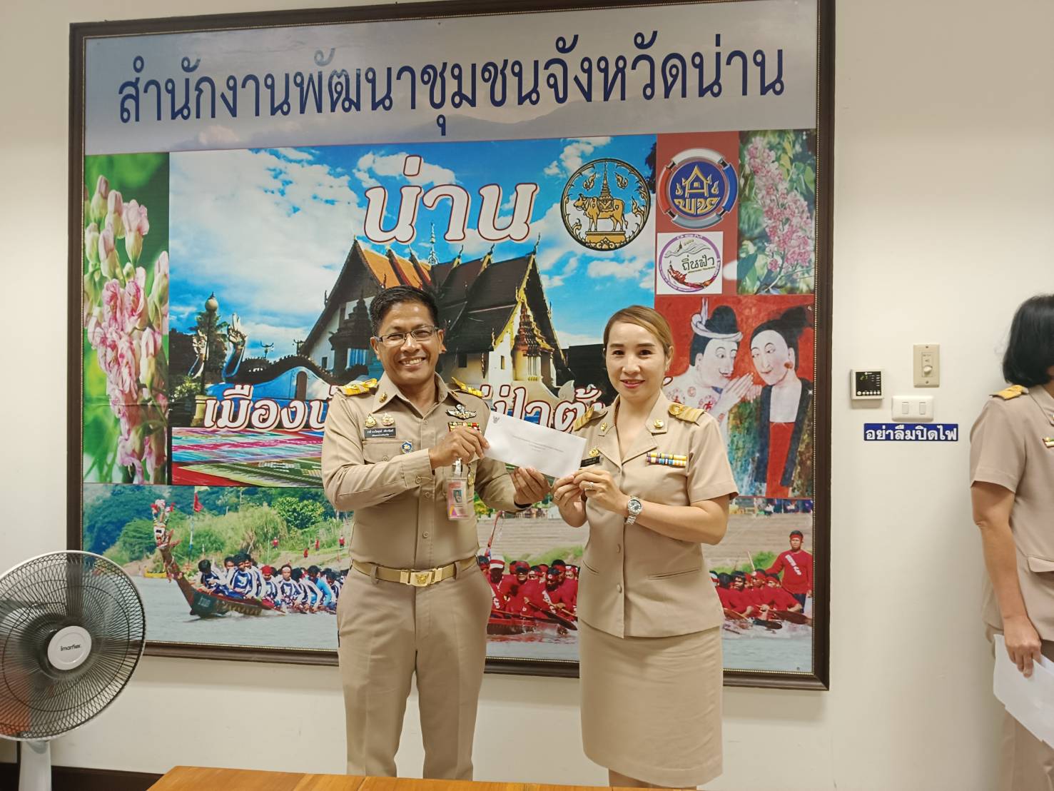 (#)สร้างสรรค์ชุมชน คนพช.น่าน(#) พช.น่าน มอบเงินกองทุนสวัสดิการกรมการพัฒนาชุมชน ช่วยเหลือผู้ประสบภัยจากสถานการณ์อุทกภัย จังหวัดน่าน