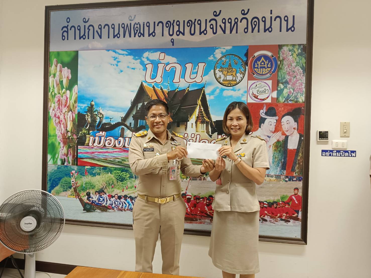 (#)สร้างสรรค์ชุมชน คนพช.น่าน(#) พช.น่าน มอบเงินกองทุนสวัสดิการกรมการพัฒนาชุมชน ช่วยเหลือผู้ประสบภัยจากสถานการณ์อุทกภัย จังหวัดน่าน