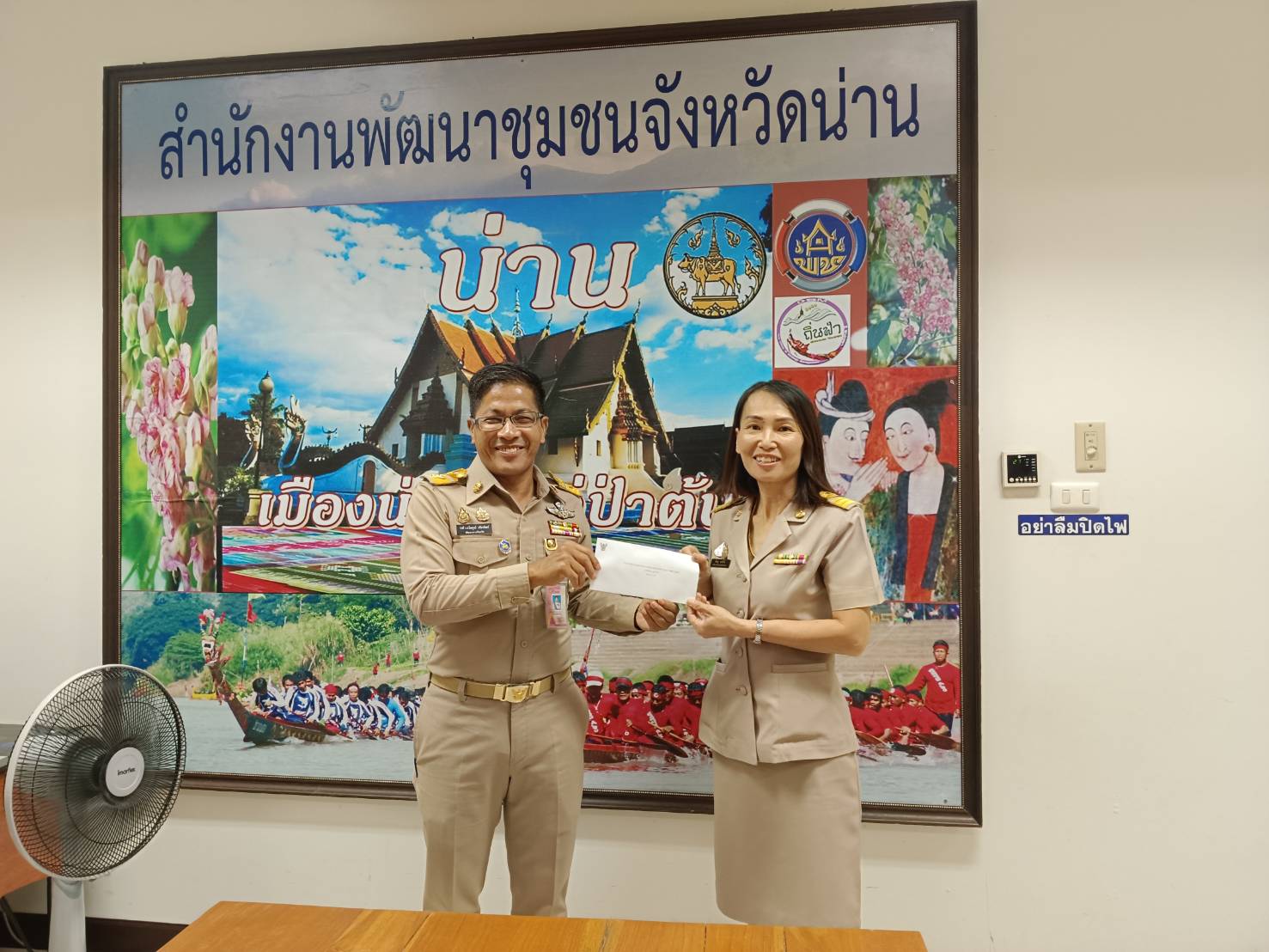 (#)สร้างสรรค์ชุมชน คนพช.น่าน(#) พช.น่าน มอบเงินกองทุนสวัสดิการกรมการพัฒนาชุมชน ช่วยเหลือผู้ประสบภัยจากสถานการณ์อุทกภัย จังหวัดน่าน