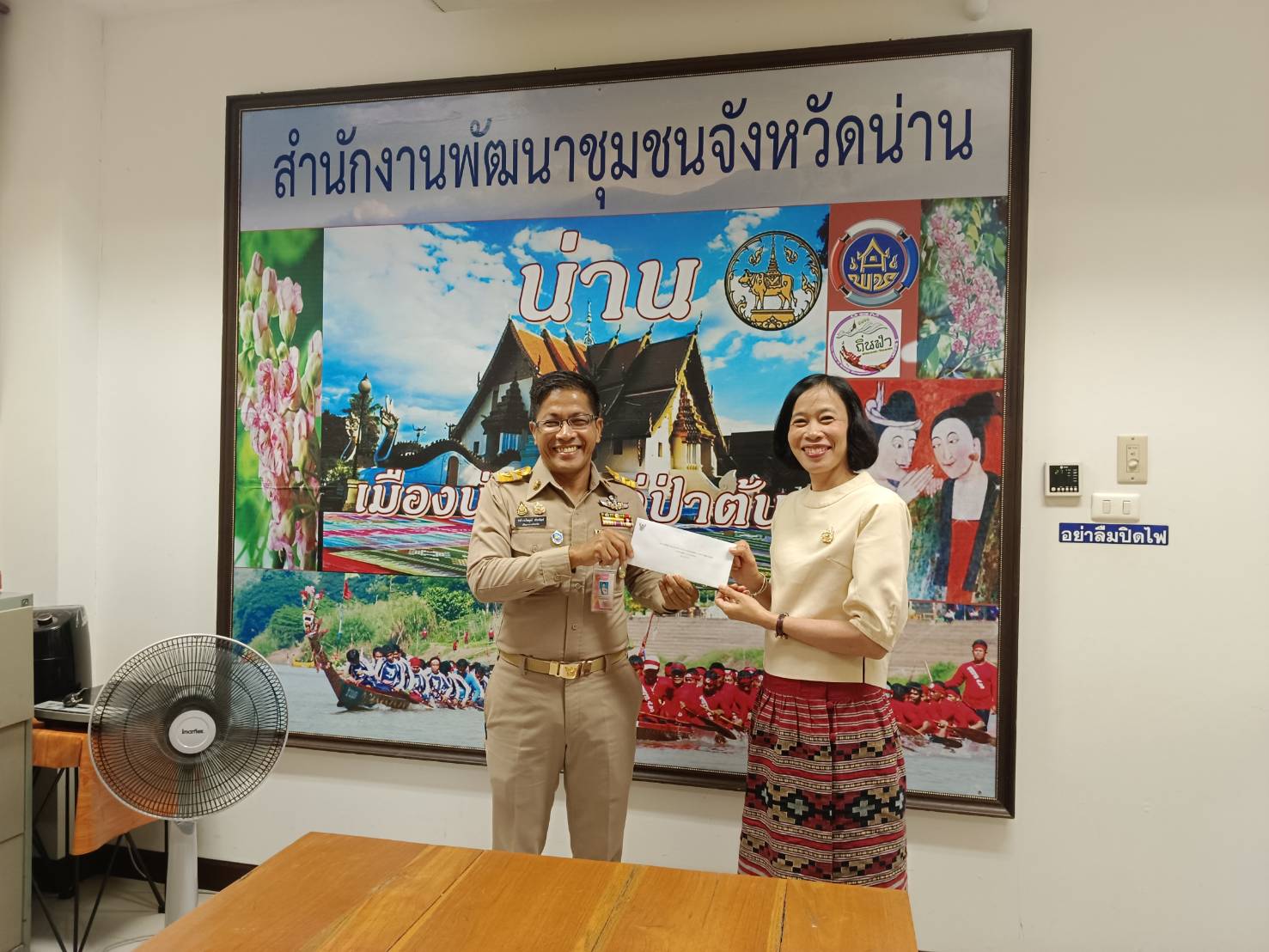 (#)สร้างสรรค์ชุมชน คนพช.น่าน(#) พช.น่าน มอบเงินกองทุนสวัสดิการกรมการพัฒนาชุมชน ช่วยเหลือผู้ประสบภัยจากสถานการณ์อุทกภัย จังหวัดน่าน