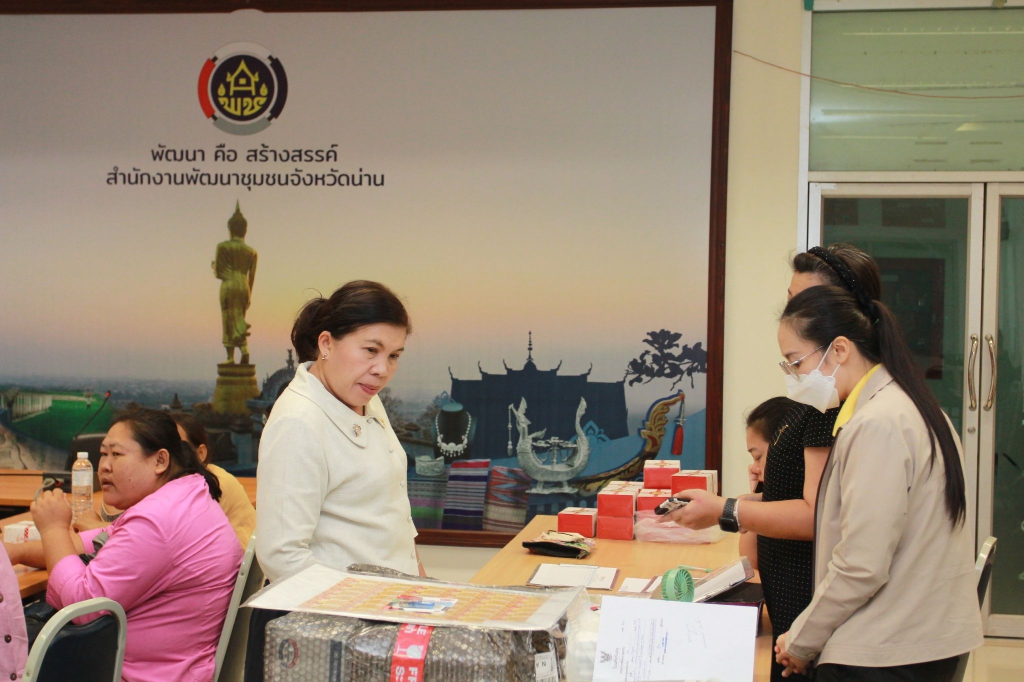 (#)สร้างสรรค์ชุมชน คนพช.น่าน(#) พช.น่าน ส่งมอบพัสดุโครงการส่งเสริมการสร้างรายได้จากกิจการอาหารปลอดภัย เชื่อมโยงช่องทางการตลาดในการสร้างรายได้จากกิจการอาหารปลอดภัย