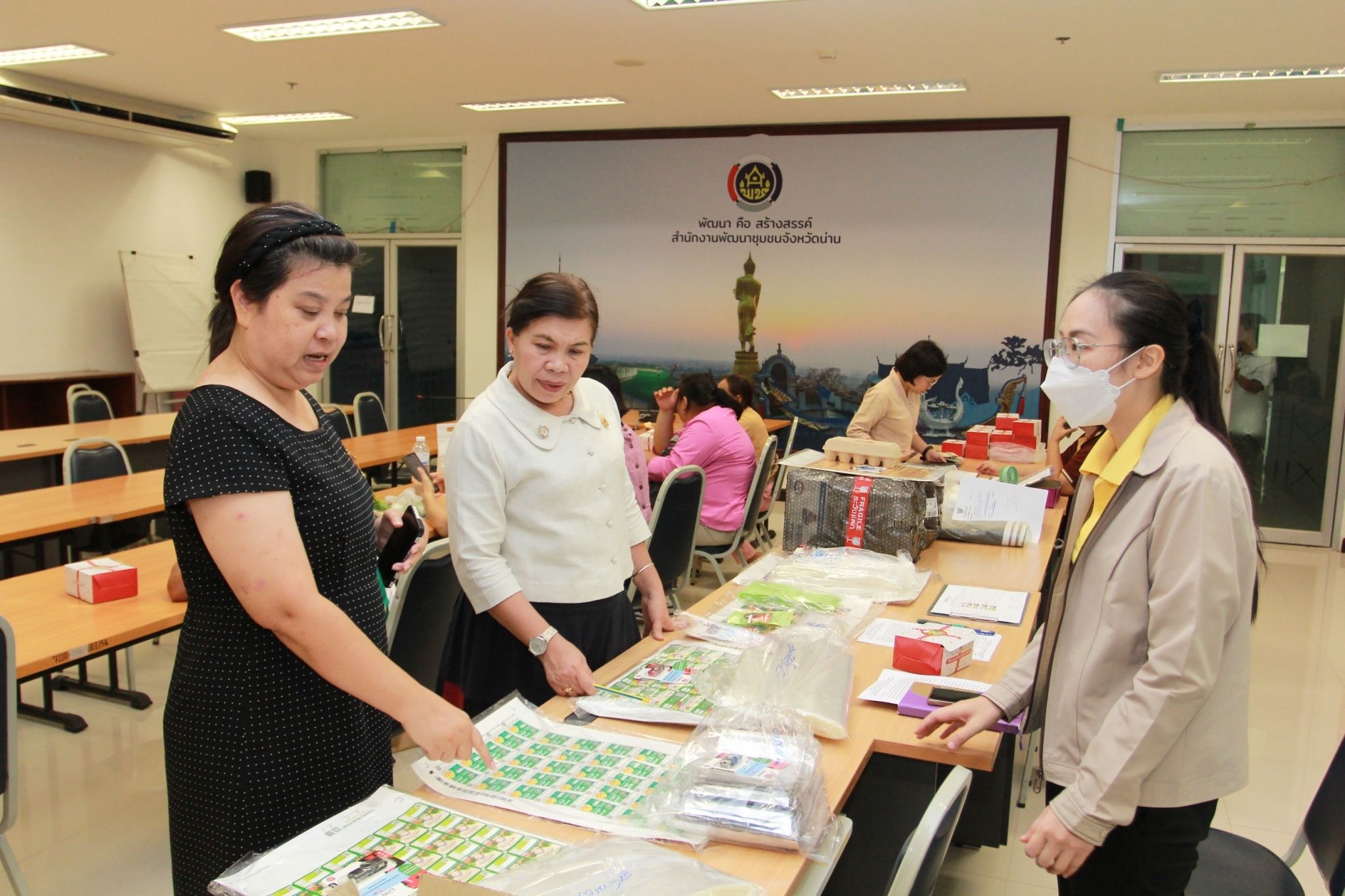 (#)สร้างสรรค์ชุมชน คนพช.น่าน(#) พช.น่าน ส่งมอบพัสดุโครงการส่งเสริมการสร้างรายได้จากกิจการอาหารปลอดภัย เชื่อมโยงช่องทางการตลาดในการสร้างรายได้จากกิจการอาหารปลอดภัย