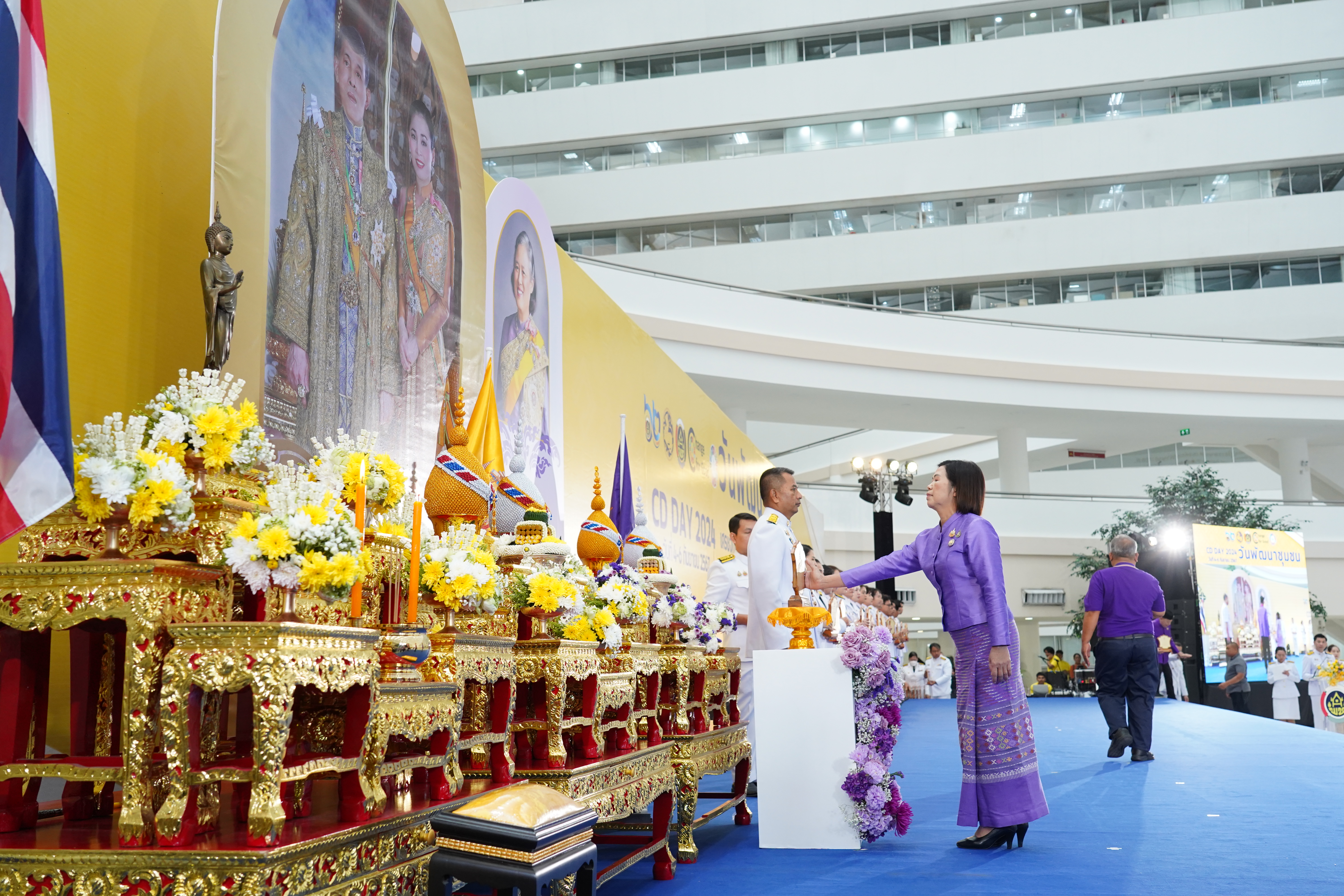 #สร้างสรรค์ชุมชน คนพช.น่าน# ผู้ว่าราชการจังหวัดน่าน เข้ารับรางวัลการขับเคลื่อนหมู่บ้านป้องกันและแก้ไขปัญหายาเสพติดโดยกองทุนแม่ของแผ่นดิน จากปลัดกระทรวงมหาดไทย ในงาน “วันพัฒนาชุมชน” CD Day 2024