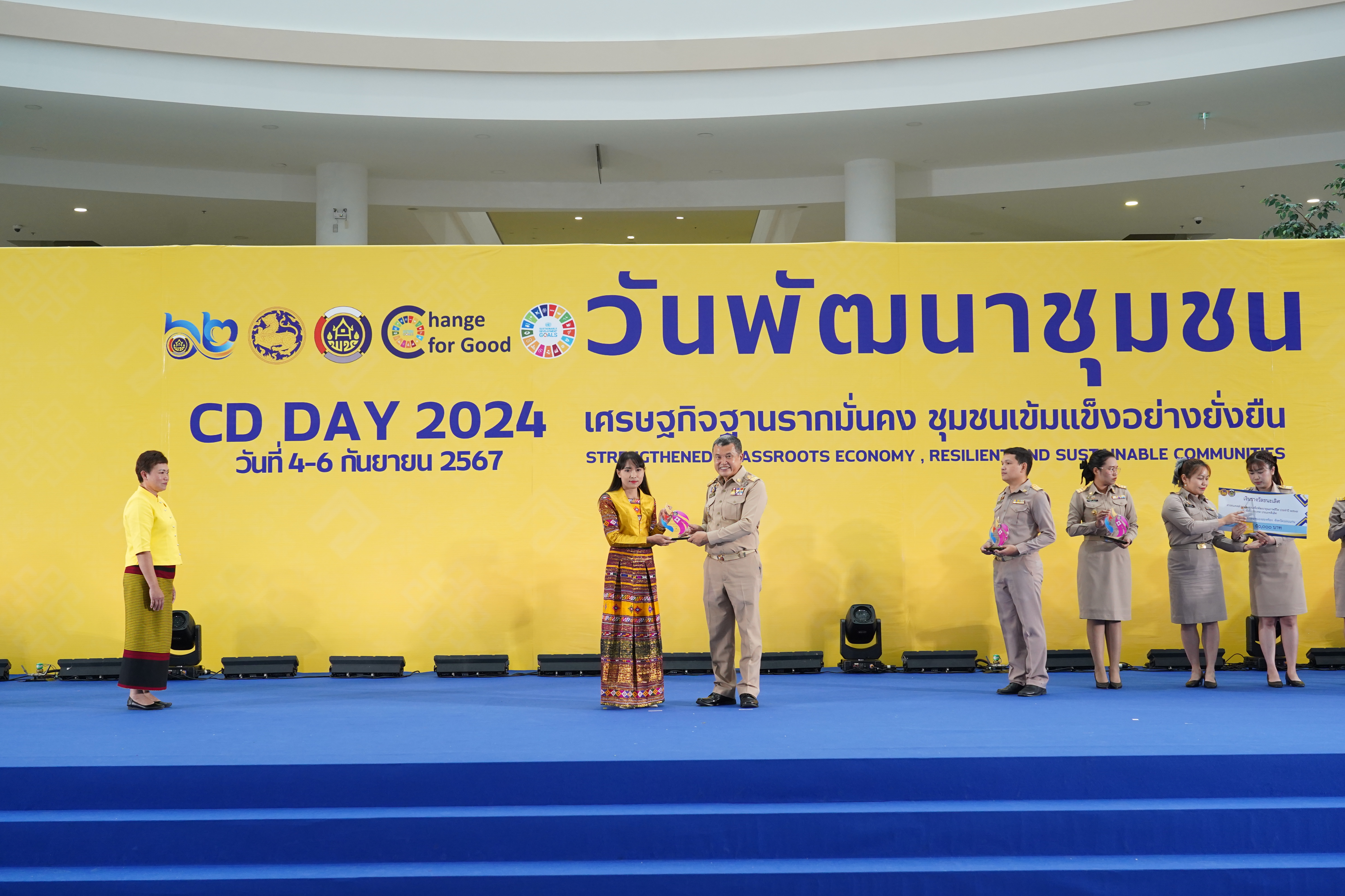 #สร้างสรรค์ชุมชน คนพช.น่าน# ผู้ว่าราชการจังหวัดน่าน เข้ารับรางวัลการขับเคลื่อนหมู่บ้านป้องกันและแก้ไขปัญหายาเสพติดโดยกองทุนแม่ของแผ่นดิน จากปลัดกระทรวงมหาดไทย ในงาน “วันพัฒนาชุมชน” CD Day 2024