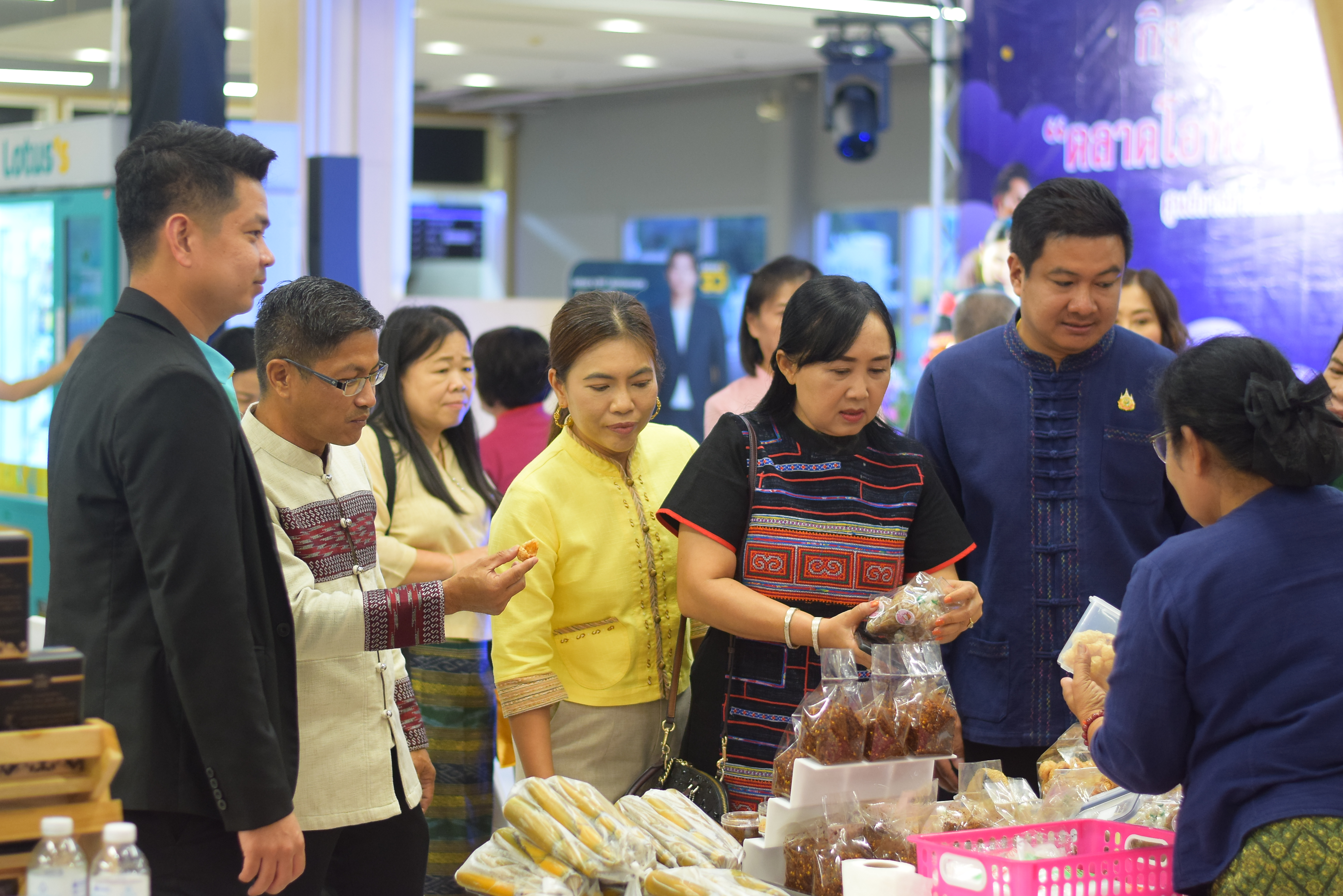 (#)สร้างสรรค์ชุมชน คน พช.น่าน (#) พช.น่าน เปิดกิจกรรมทดสอบตลาด OTOP พัฒนาผลิตภัณฑ์ท้องถิ่นสู่ระดับสากล – เครือข่าย KBO นำร่องยกระดับนวัตกรรมชุมชน