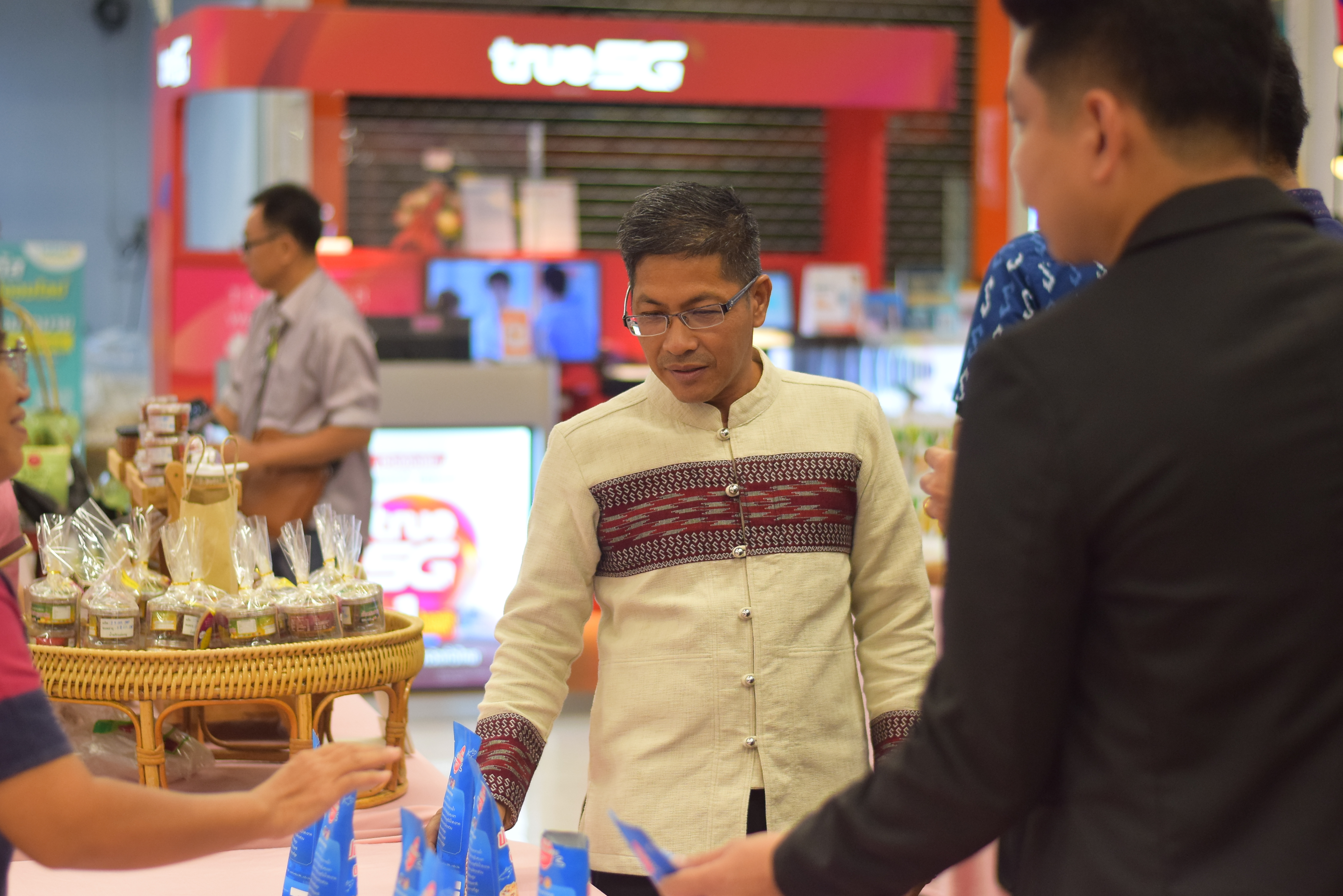 (#)สร้างสรรค์ชุมชน คน พช.น่าน (#) พช.น่าน เปิดกิจกรรมทดสอบตลาด OTOP พัฒนาผลิตภัณฑ์ท้องถิ่นสู่ระดับสากล – เครือข่าย KBO นำร่องยกระดับนวัตกรรมชุมชน