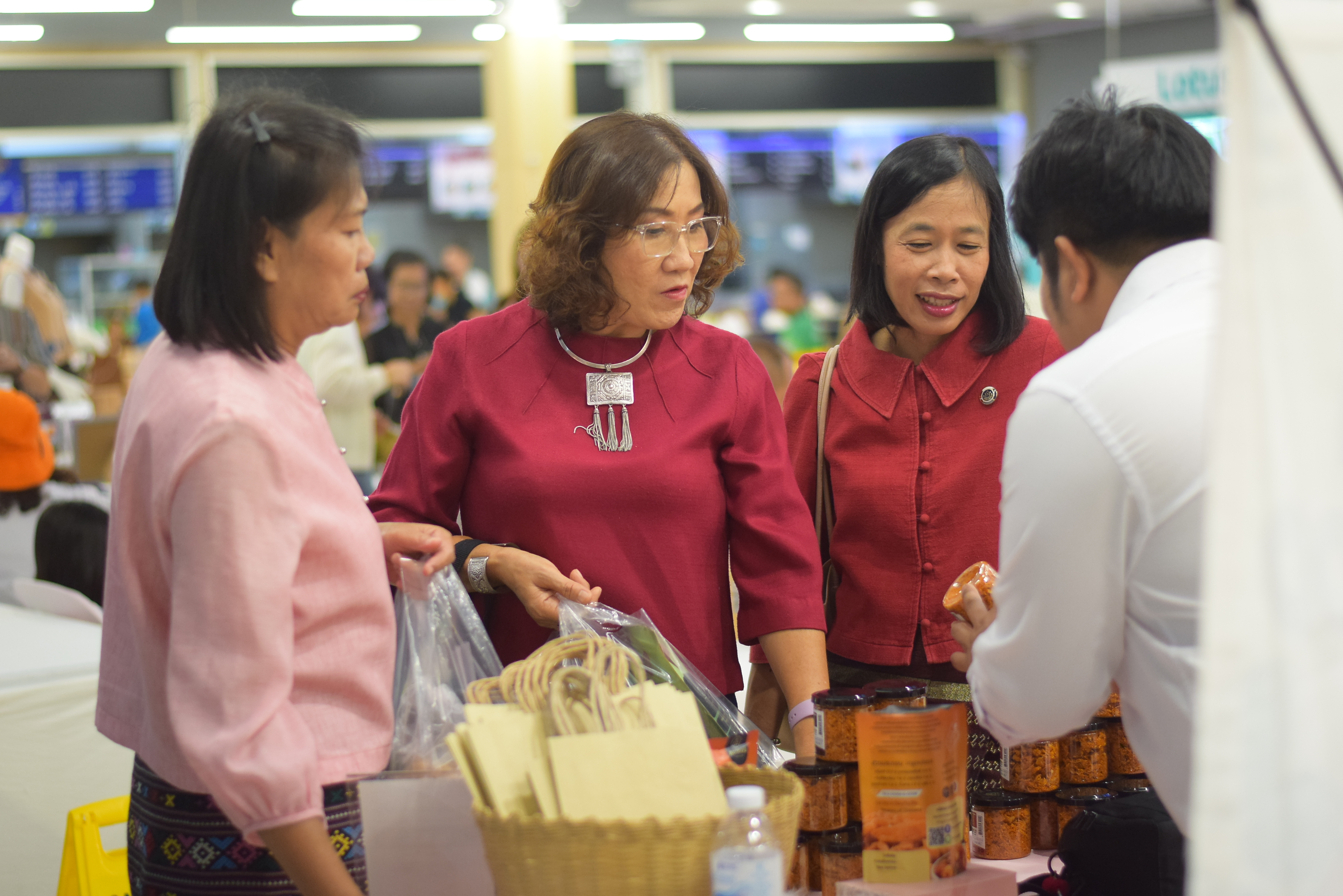 (#)สร้างสรรค์ชุมชน คน พช.น่าน (#) พช.น่าน เปิดกิจกรรมทดสอบตลาด OTOP พัฒนาผลิตภัณฑ์ท้องถิ่นสู่ระดับสากล – เครือข่าย KBO นำร่องยกระดับนวัตกรรมชุมชน