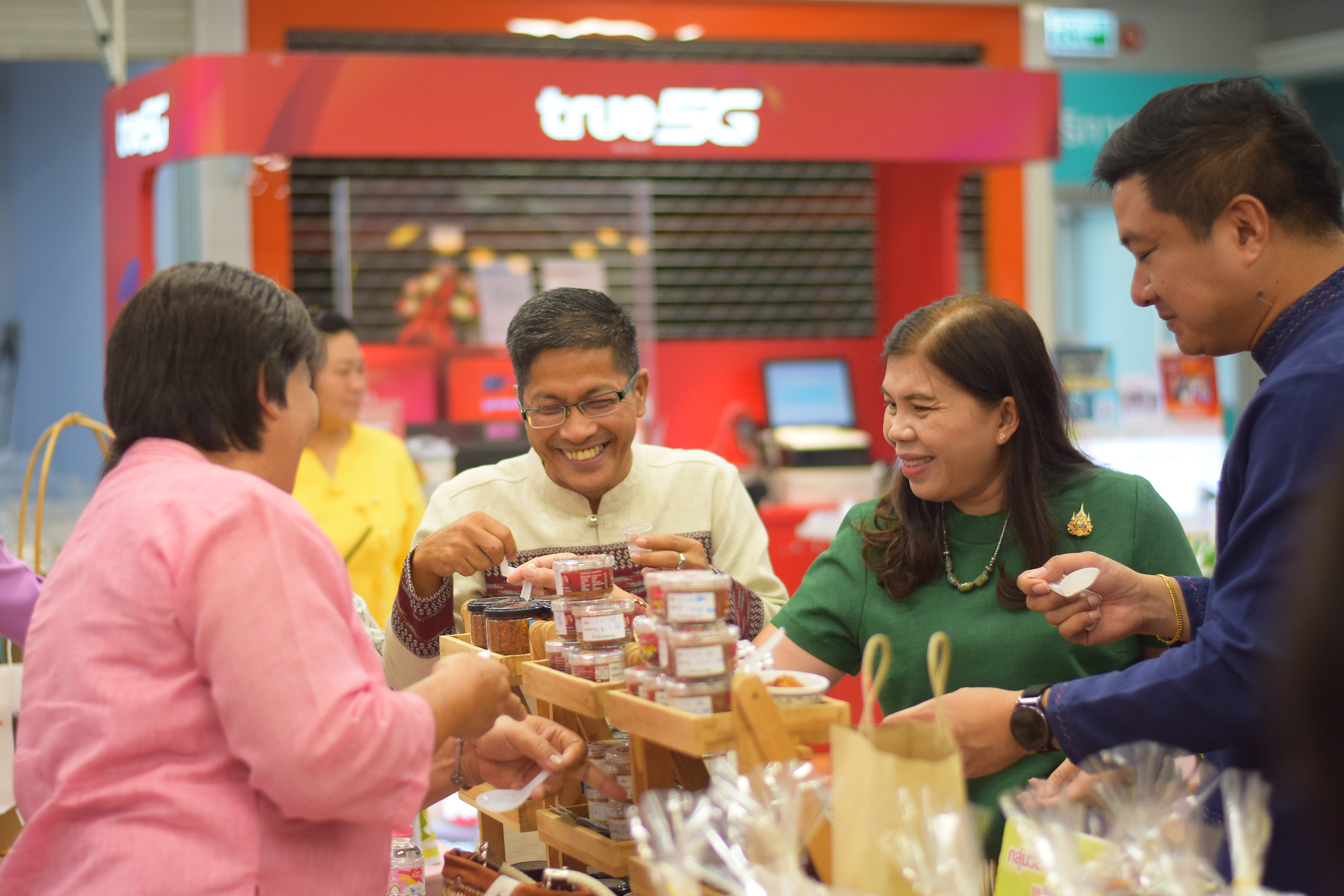 (#)สร้างสรรค์ชุมชน คน พช.น่าน (#) พช.น่าน เปิดกิจกรรมทดสอบตลาด OTOP พัฒนาผลิตภัณฑ์ท้องถิ่นสู่ระดับสากล – เครือข่าย KBO นำร่องยกระดับนวัตกรรมชุมชน