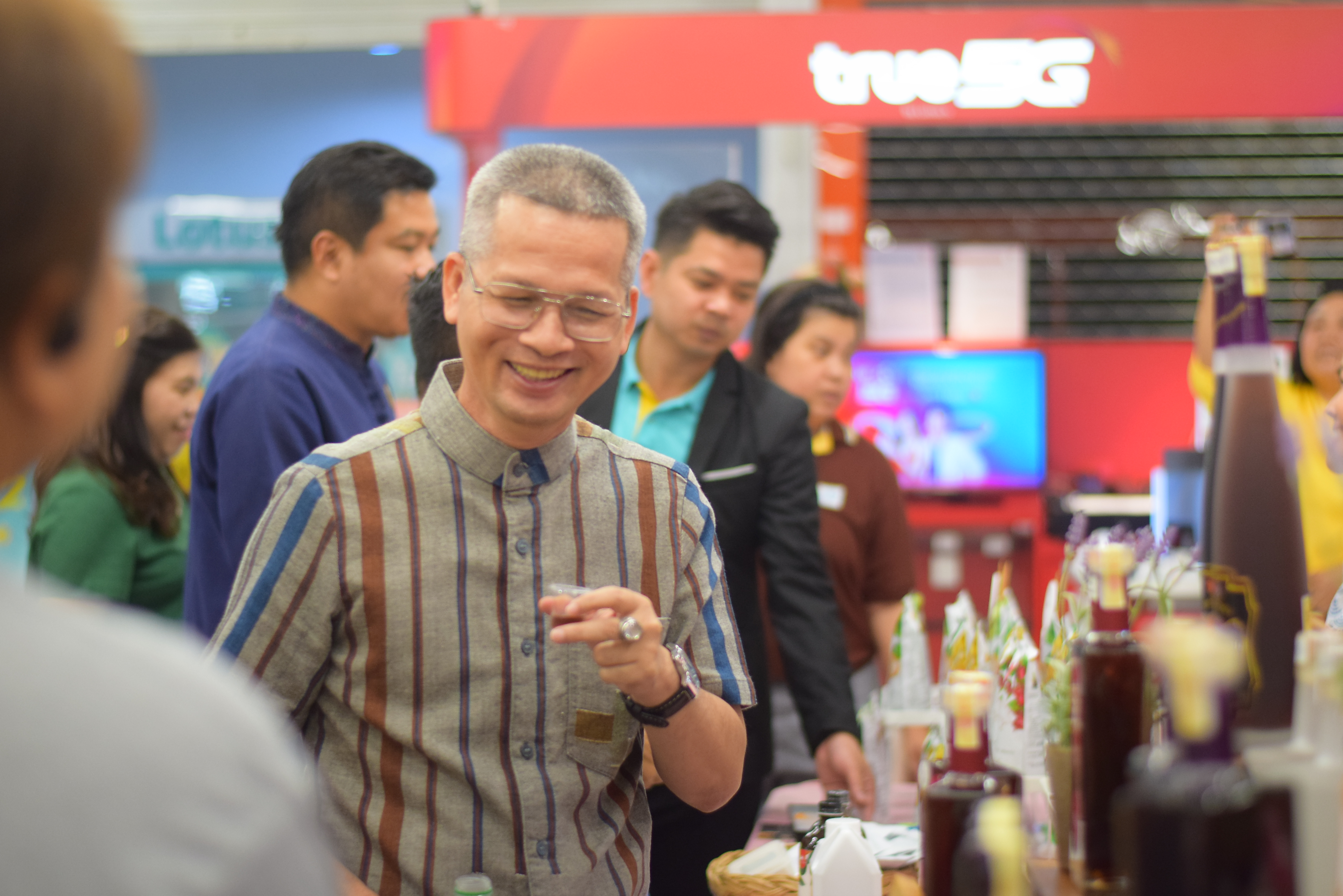 (#)สร้างสรรค์ชุมชน คน พช.น่าน (#) พช.น่าน เปิดกิจกรรมทดสอบตลาด OTOP พัฒนาผลิตภัณฑ์ท้องถิ่นสู่ระดับสากล – เครือข่าย KBO นำร่องยกระดับนวัตกรรมชุมชน