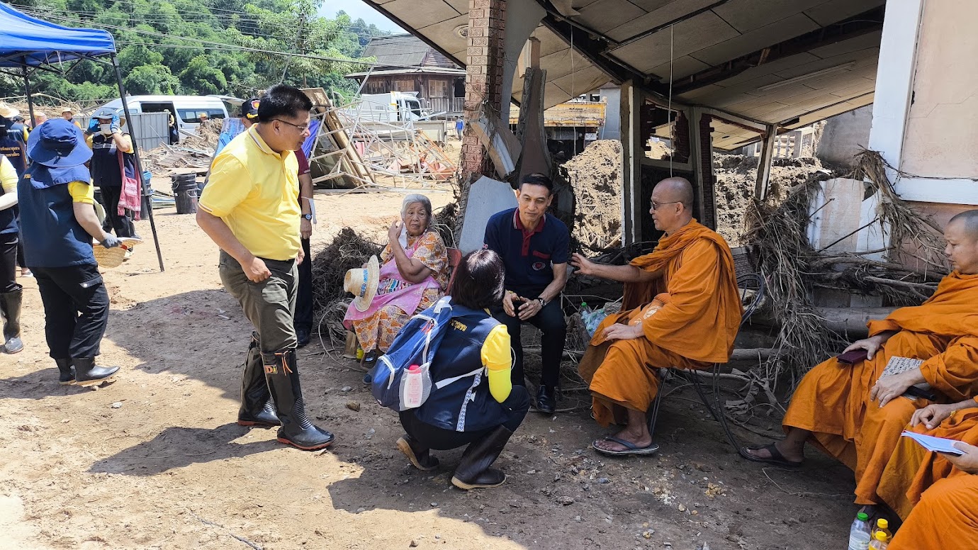 (#)สร้างสรรค์ชุมชน คนพช.น่าน(#) พช.น่าน ร่วมทำความสะอาดช่วยเหลือครัวเรือนริมน้ำกกที่ได้รับผลกระทบจากเหตุการณ์อุกทกภัย ในพื้นที่ตำบลดอยฮาง อำเภอเมืองเชียงราย จังหวัดเชียงราย