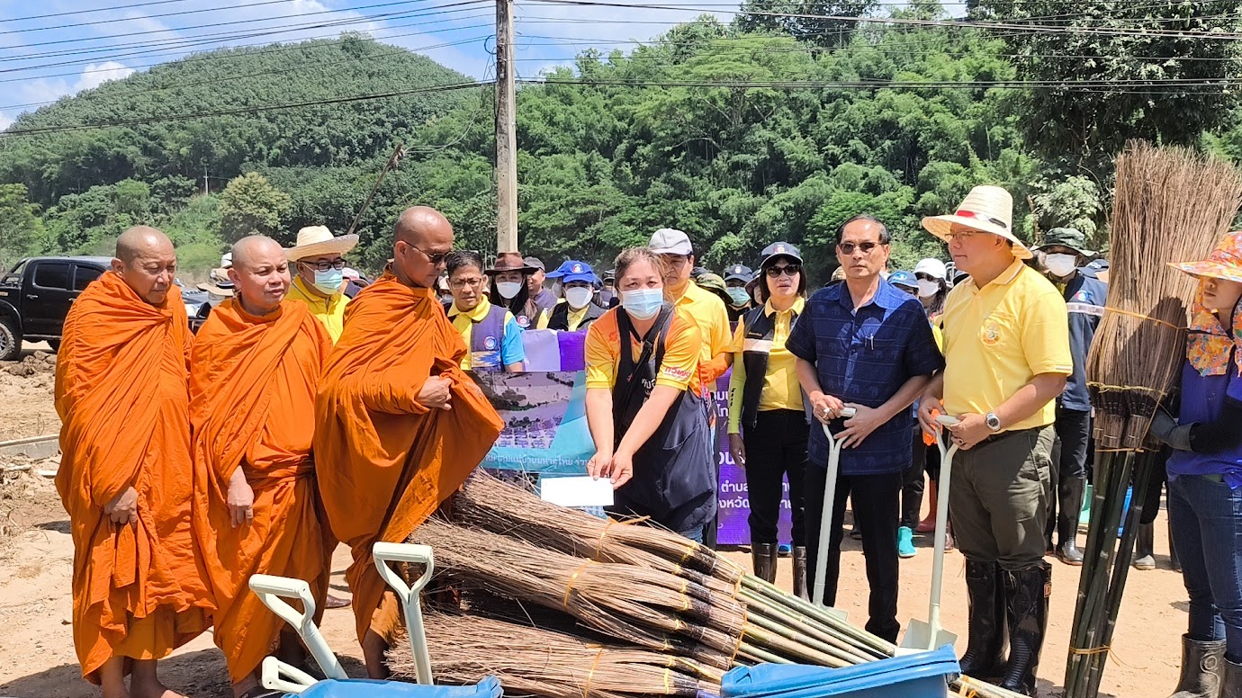 (#)สร้างสรรค์ชุมชน คนพช.น่าน(#) พช.น่าน ร่วมทำความสะอาดช่วยเหลือครัวเรือนริมน้ำกกที่ได้รับผลกระทบจากเหตุการณ์อุกทกภัย ในพื้นที่ตำบลดอยฮาง อำเภอเมืองเชียงราย จังหวัดเชียงราย