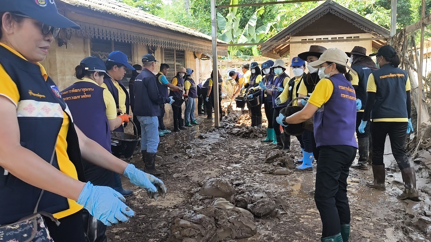 (#)สร้างสรรค์ชุมชน คนพช.น่าน(#) พช.น่าน ร่วมทำความสะอาดช่วยเหลือครัวเรือนริมน้ำกกที่ได้รับผลกระทบจากเหตุการณ์อุกทกภัย ในพื้นที่ตำบลดอยฮาง อำเภอเมืองเชียงราย จังหวัดเชียงราย