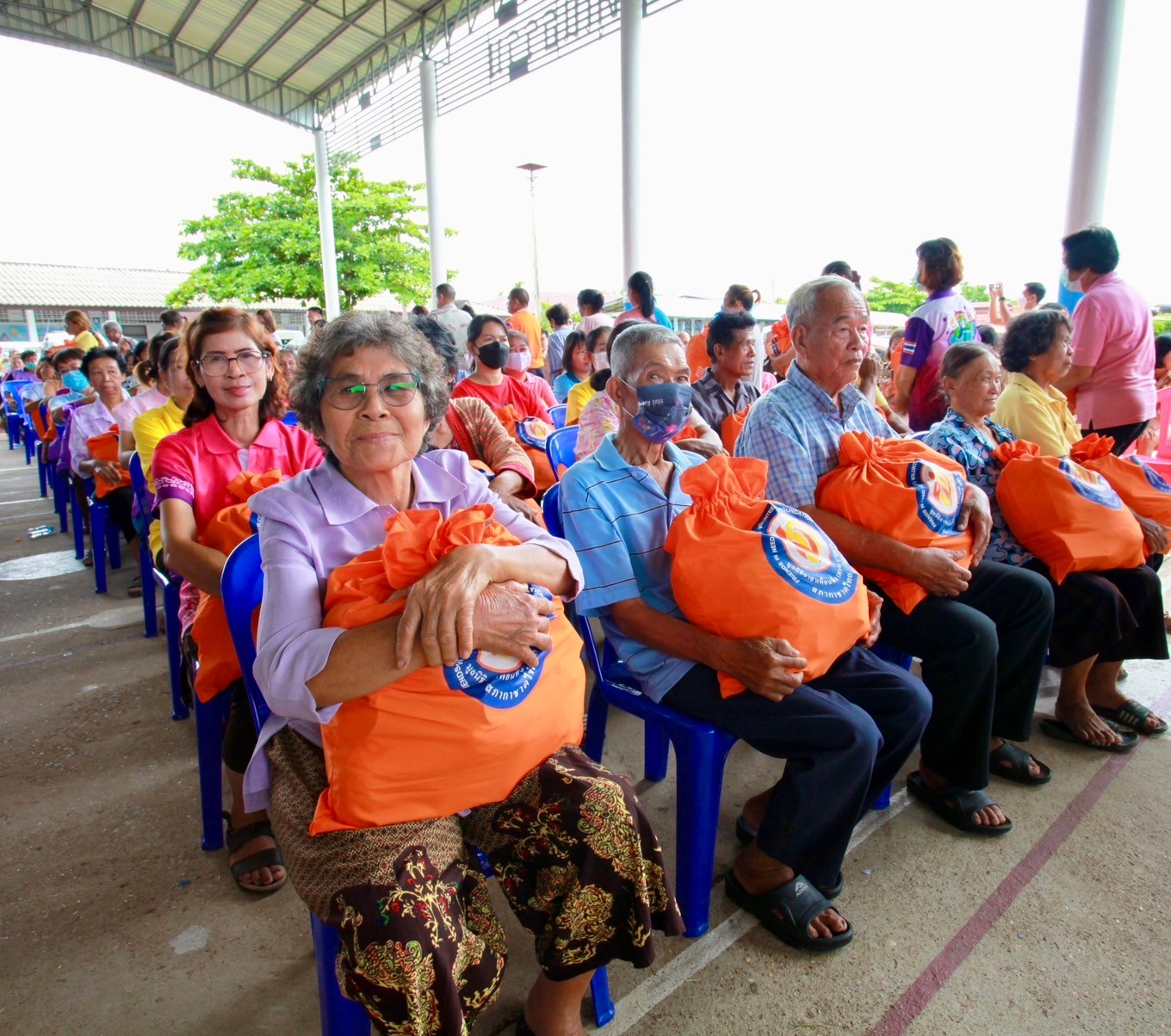 (#)สร้างสรรค์ชุมชน คนพช.น่าน(#) มูลนิธิอาสาเพื่อนพึ่ง (ภาฯ) ยามยาก สภากาชาดไทย เชิญถุงยังชีพพระราชทานมอบแก่ผู้ประสบอุทกภัย และมอบอุปกรณ์การศึกษานักเรียนโรงเรียนน่านนครและโรงเรียนบ้านไหล่น่าน