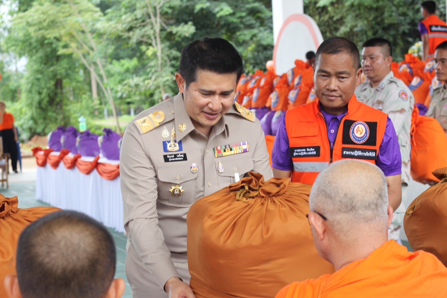 (#)สร้างสรรค์ชุมชน คนพช.น่าน(#) มูลนิธิอาสาเพื่อนพึ่ง (ภาฯ) ยามยาก สภากาชาดไทย เชิญถุงยังชีพพระราชทานมอบแก่ผู้ประสบอุทกภัย และมอบอุปกรณ์การศึกษานักเรียนโรงเรียนน่านนครและโรงเรียนบ้านไหล่น่าน