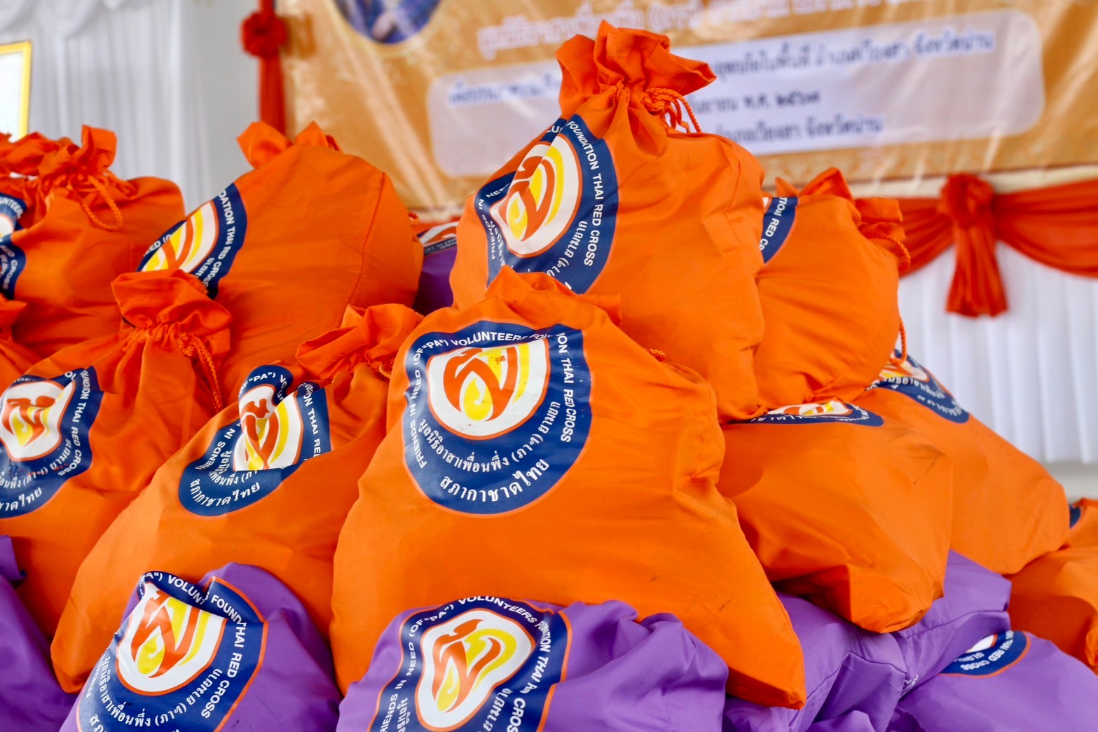 (#)สร้างสรรค์ชุมชน คนพช.น่าน(#) มูลนิธิอาสาเพื่อนพึ่ง (ภาฯ) ยามยาก สภากาชาดไทย เชิญถุงยังชีพพระราชทานมอบแก่ผู้ประสบอุทกภัย และมอบอุปกรณ์การศึกษานักเรียนโรงเรียนน่านนครและโรงเรียนบ้านไหล่น่าน