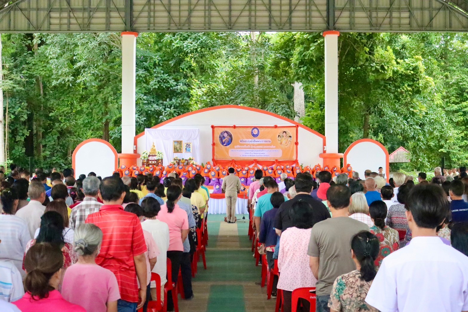 (#)สร้างสรรค์ชุมชน คนพช.น่าน(#) มูลนิธิอาสาเพื่อนพึ่ง (ภาฯ) ยามยาก สภากาชาดไทย เชิญถุงยังชีพพระราชทานมอบแก่ผู้ประสบอุทกภัย และมอบอุปกรณ์การศึกษานักเรียนโรงเรียนน่านนครและโรงเรียนบ้านไหล่น่าน