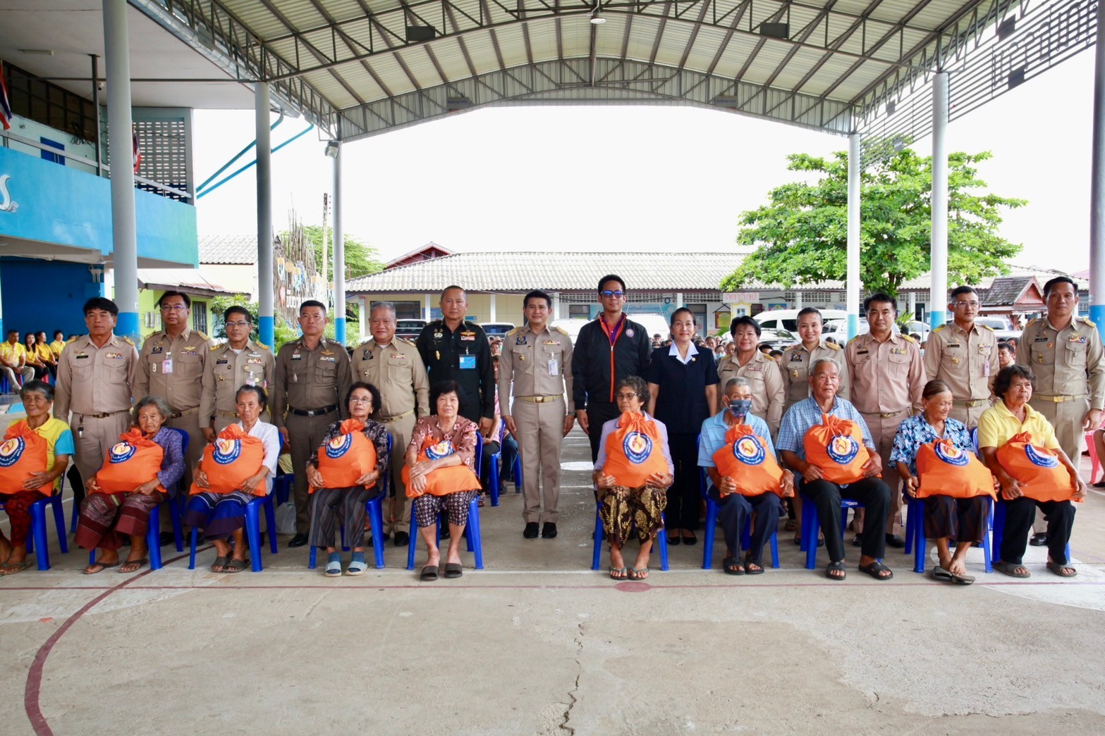 (#)สร้างสรรค์ชุมชน คนพช.น่าน(#) มูลนิธิอาสาเพื่อนพึ่ง (ภาฯ) ยามยาก สภากาชาดไทย เชิญถุงยังชีพพระราชทานมอบแก่ผู้ประสบอุทกภัย และมอบอุปกรณ์การศึกษานักเรียนโรงเรียนน่านนครและโรงเรียนบ้านไหล่น่าน