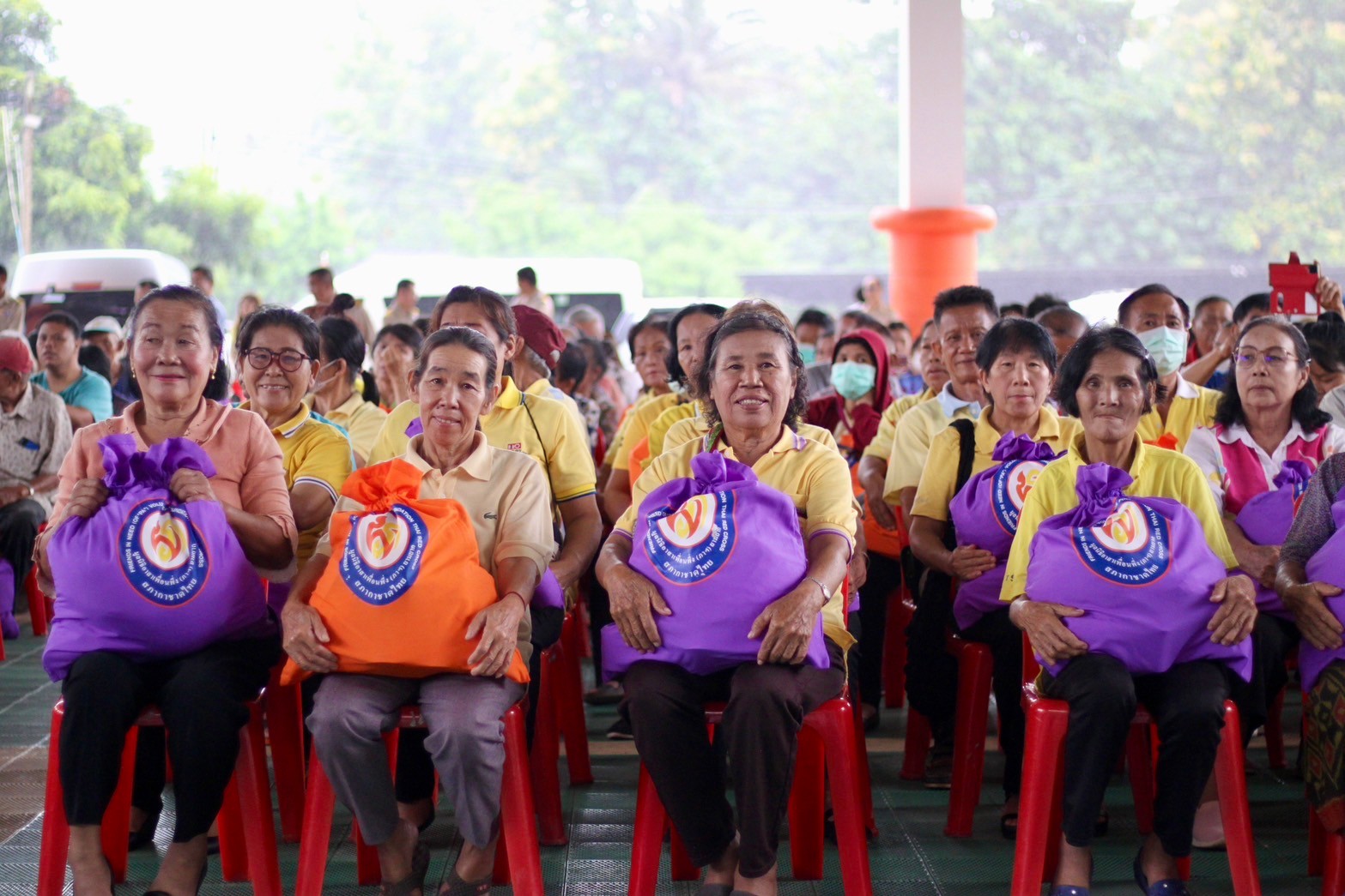 (#)สร้างสรรค์ชุมชน คนพช.น่าน(#) มูลนิธิอาสาเพื่อนพึ่ง (ภาฯ) ยามยาก สภากาชาดไทย เชิญถุงยังชีพพระราชทานมอบแก่ผู้ประสบอุทกภัย และมอบอุปกรณ์การศึกษานักเรียนโรงเรียนน่านนครและโรงเรียนบ้านไหล่น่าน