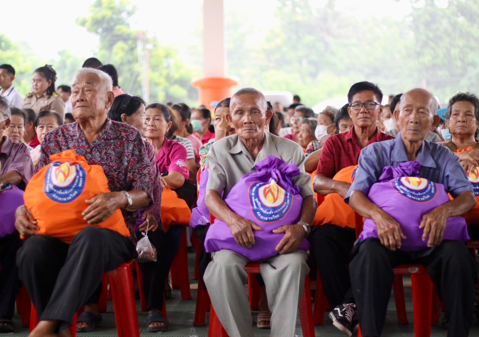 (#)สร้างสรรค์ชุมชน คนพช.น่าน(#) มูลนิธิอาสาเพื่อนพึ่ง (ภาฯ) ยามยาก สภากาชาดไทย เชิญถุงยังชีพพระราชทานมอบแก่ผู้ประสบอุทกภัย และมอบอุปกรณ์การศึกษานักเรียนโรงเรียนน่านนครและโรงเรียนบ้านไหล่น่าน