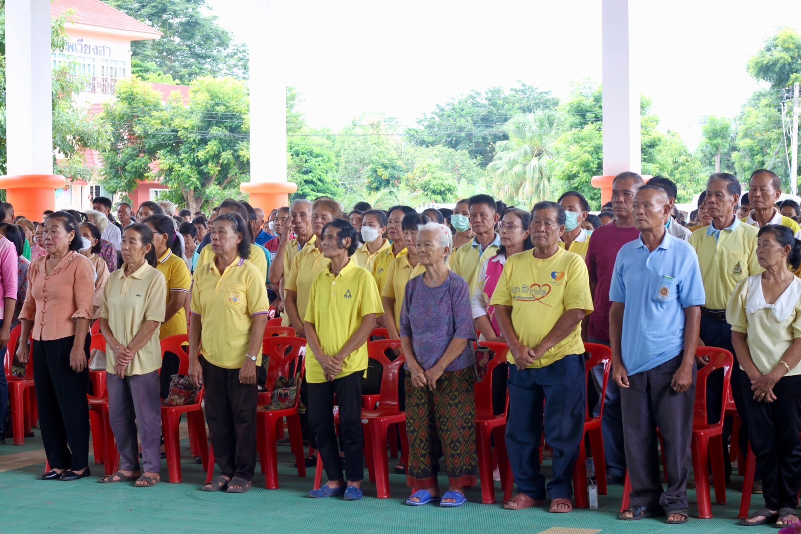 (#)สร้างสรรค์ชุมชน คนพช.น่าน(#) มูลนิธิอาสาเพื่อนพึ่ง (ภาฯ) ยามยาก สภากาชาดไทย เชิญถุงยังชีพพระราชทานมอบแก่ผู้ประสบอุทกภัย และมอบอุปกรณ์การศึกษานักเรียนโรงเรียนน่านนครและโรงเรียนบ้านไหล่น่าน