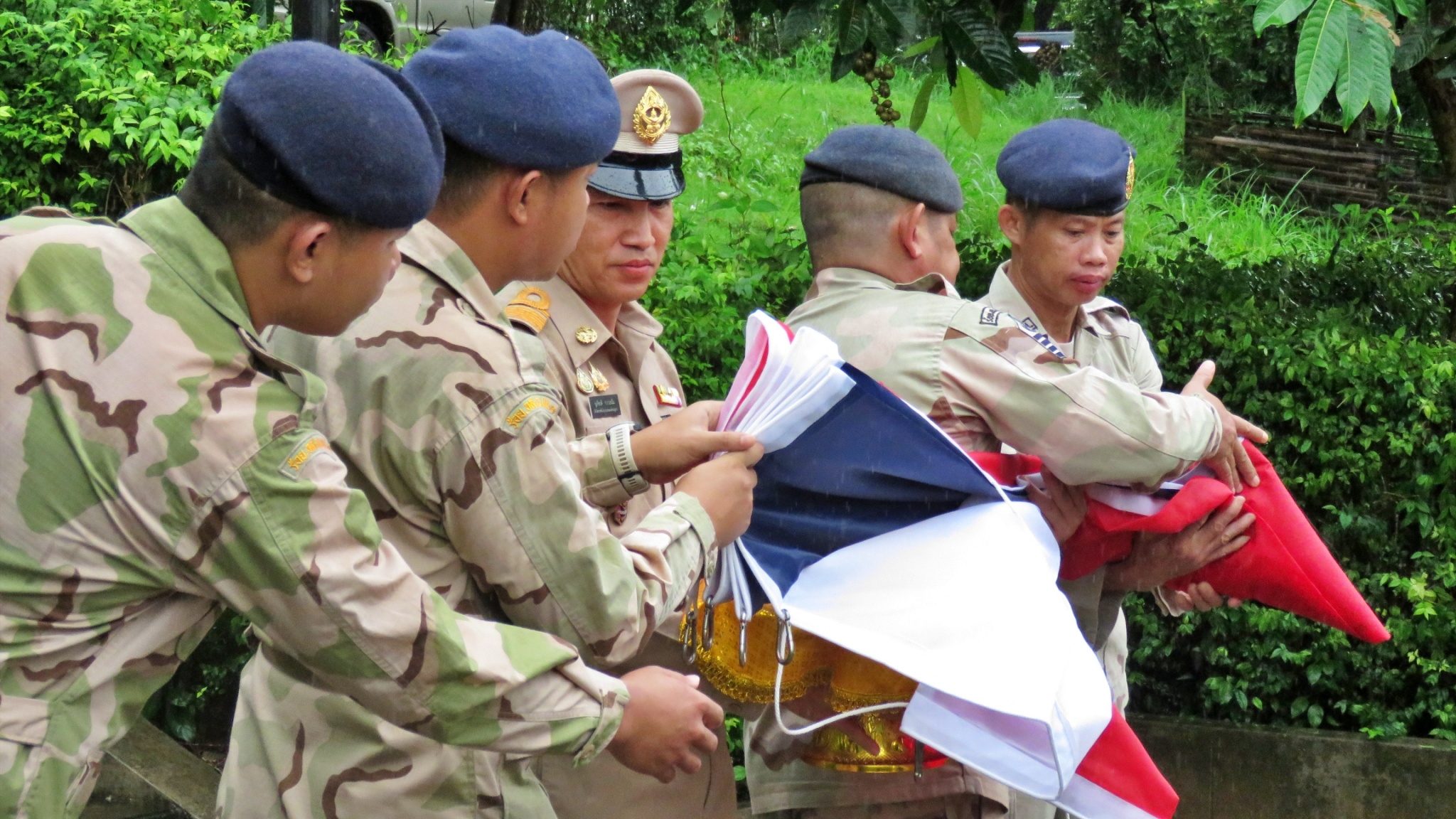 (#)สร้างสรรค์ชุมชน คนพช.น่าน(#) พช.น่าน ร่วมกิจกรรมเชิญธงชาติไทยและร้องเพลงชาติไทย เนื่องในโอกาสวันพระราชทานธงชาติไทย