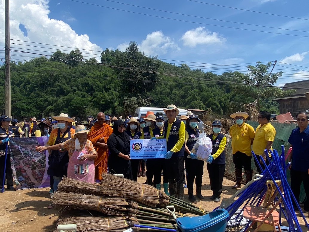 (#)สร้างสรรค์ชุมชน คนพช.น่าน(#) พช.น่าน ร่วมทำความสะอาดช่วยเหลือครัวเรือนริมน้ำกกที่ได้รับผลกระทบจากเหตุการณ์อุกทกภัย ในพื้นที่ตำบลดอยฮาง อำเภอเมืองเชียงราย จังหวัดเชียงราย