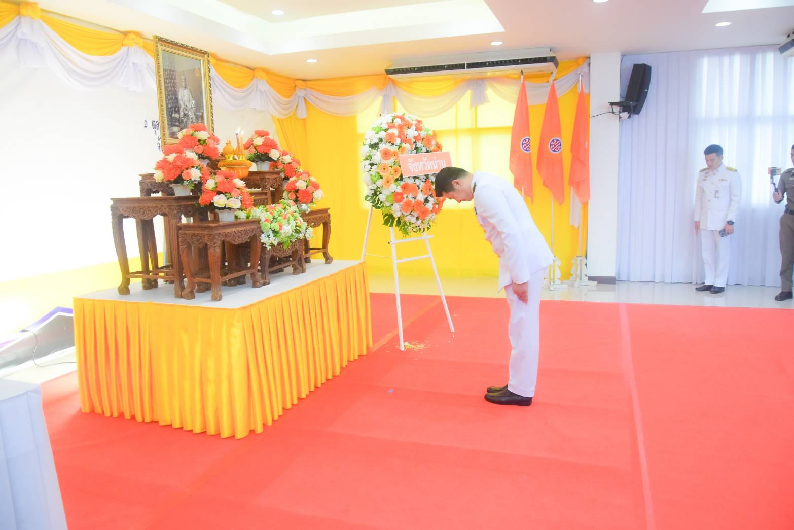 (#)สร้างสรรค์ชุมชน คนพช.น่าน(#) พช.น่าน ร่วมพิธีวางพวงมาลาถวายสักการะ เนื่องในวันคล้ายวันสวรรคตพระบาทสมเด็จพระจอมเกล้าเจ้าอยู่หัว