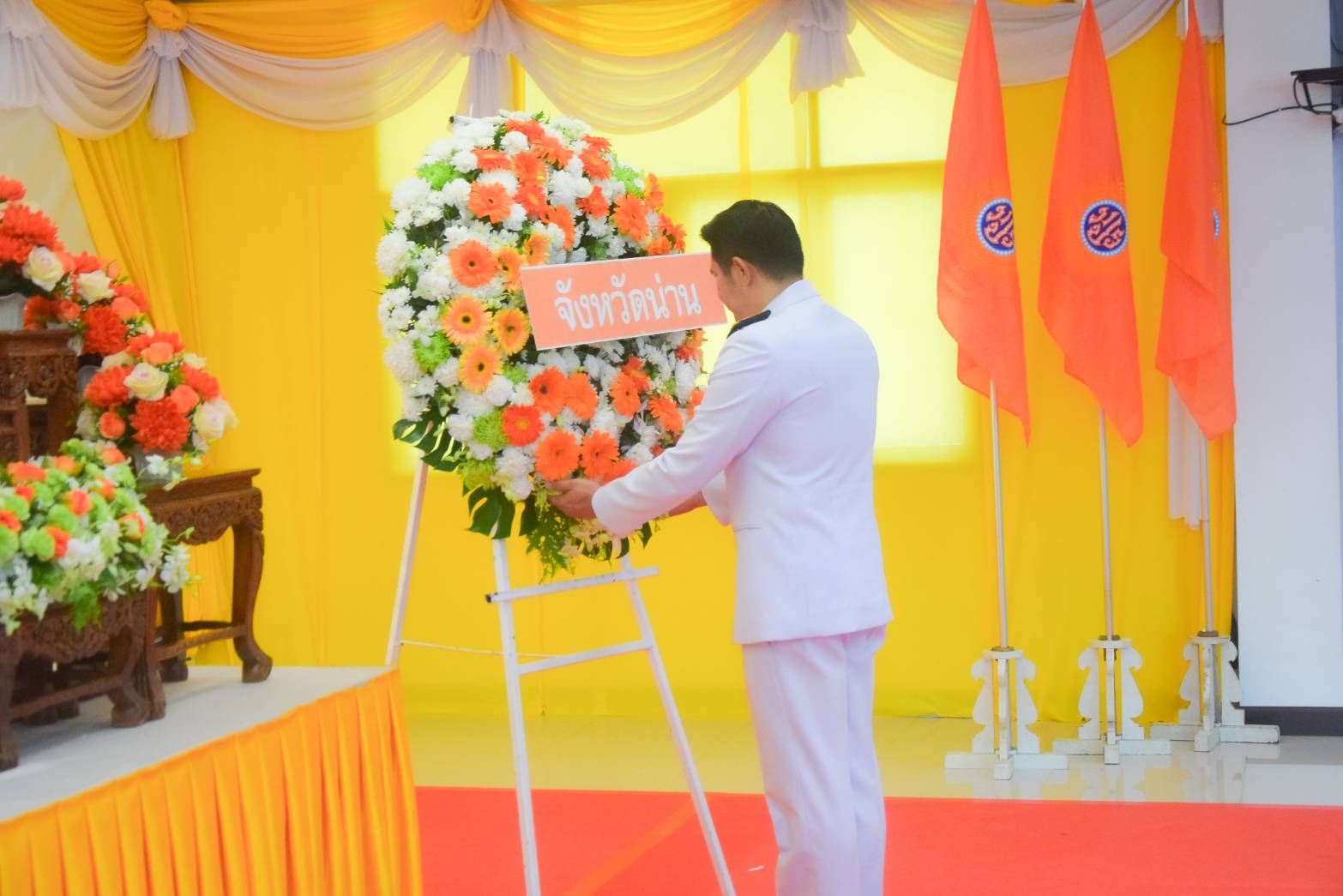 (#)สร้างสรรค์ชุมชน คนพช.น่าน(#) พช.น่าน ร่วมพิธีวางพวงมาลาถวายสักการะ เนื่องในวันคล้ายวันสวรรคตพระบาทสมเด็จพระจอมเกล้าเจ้าอยู่หัว