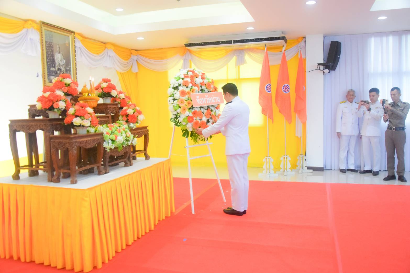 (#)สร้างสรรค์ชุมชน คนพช.น่าน(#) พช.น่าน ร่วมพิธีวางพวงมาลาถวายสักการะ เนื่องในวันคล้ายวันสวรรคตพระบาทสมเด็จพระจอมเกล้าเจ้าอยู่หัว